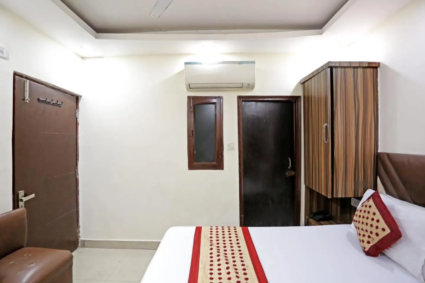 Bed in Hotel Dreamland Dx-5 Mints walk From New Delhi Railways Station