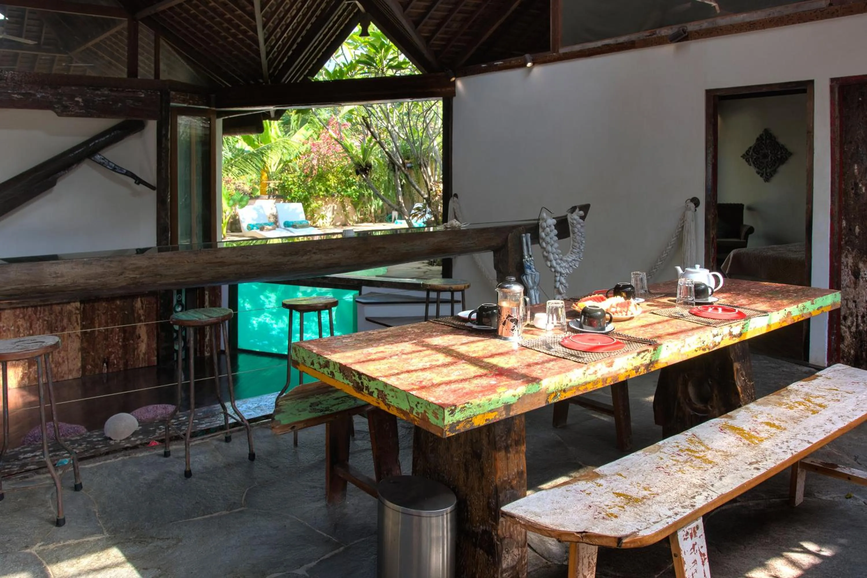 Communal lounge/ TV room in Phinisi Villas - Seminyak Beach