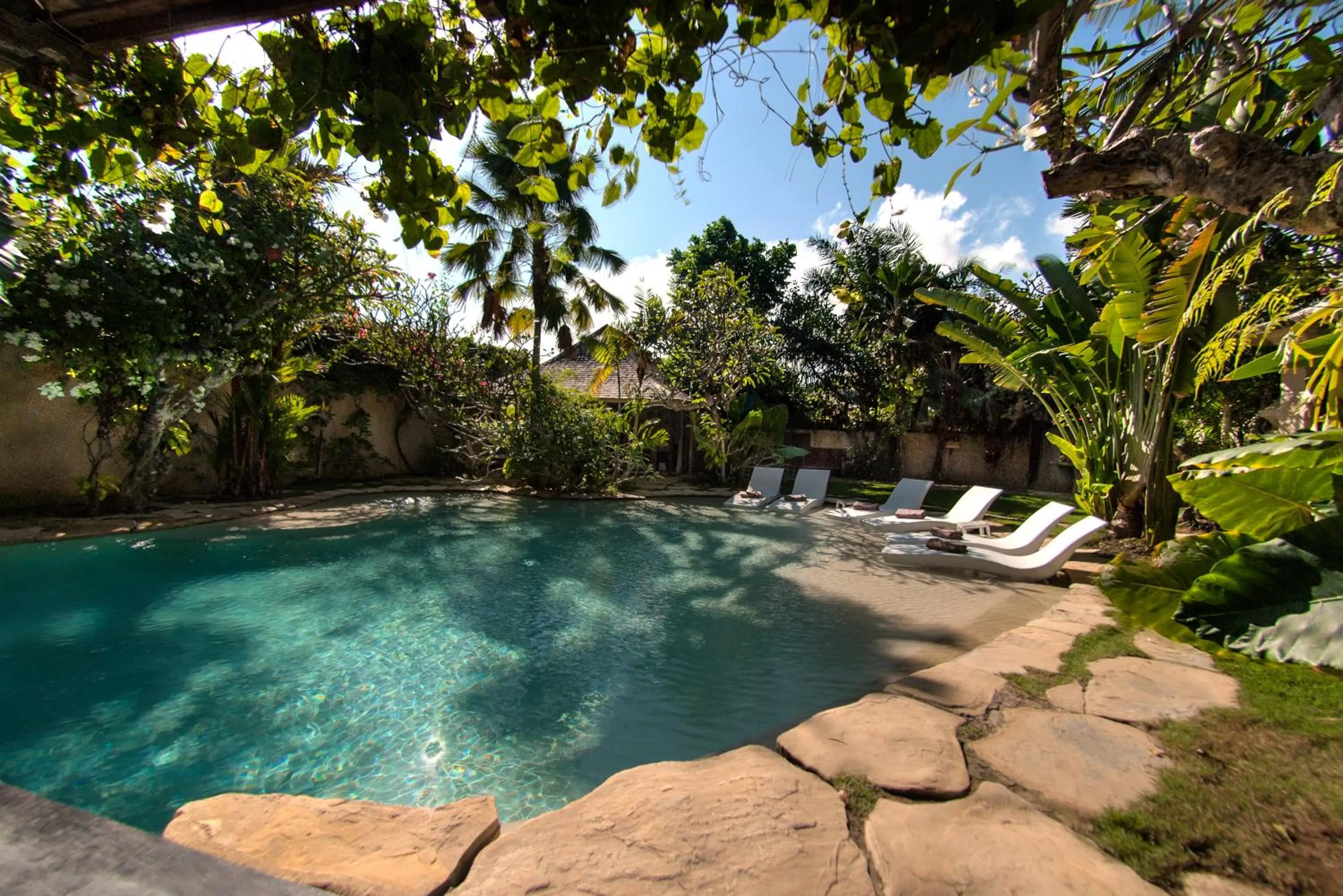 Day in Phinisi Villas - Seminyak Beach