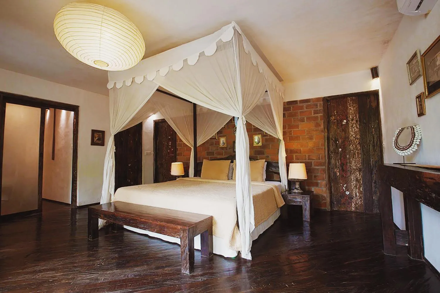 Bed in Phinisi Villas - Seminyak Beach