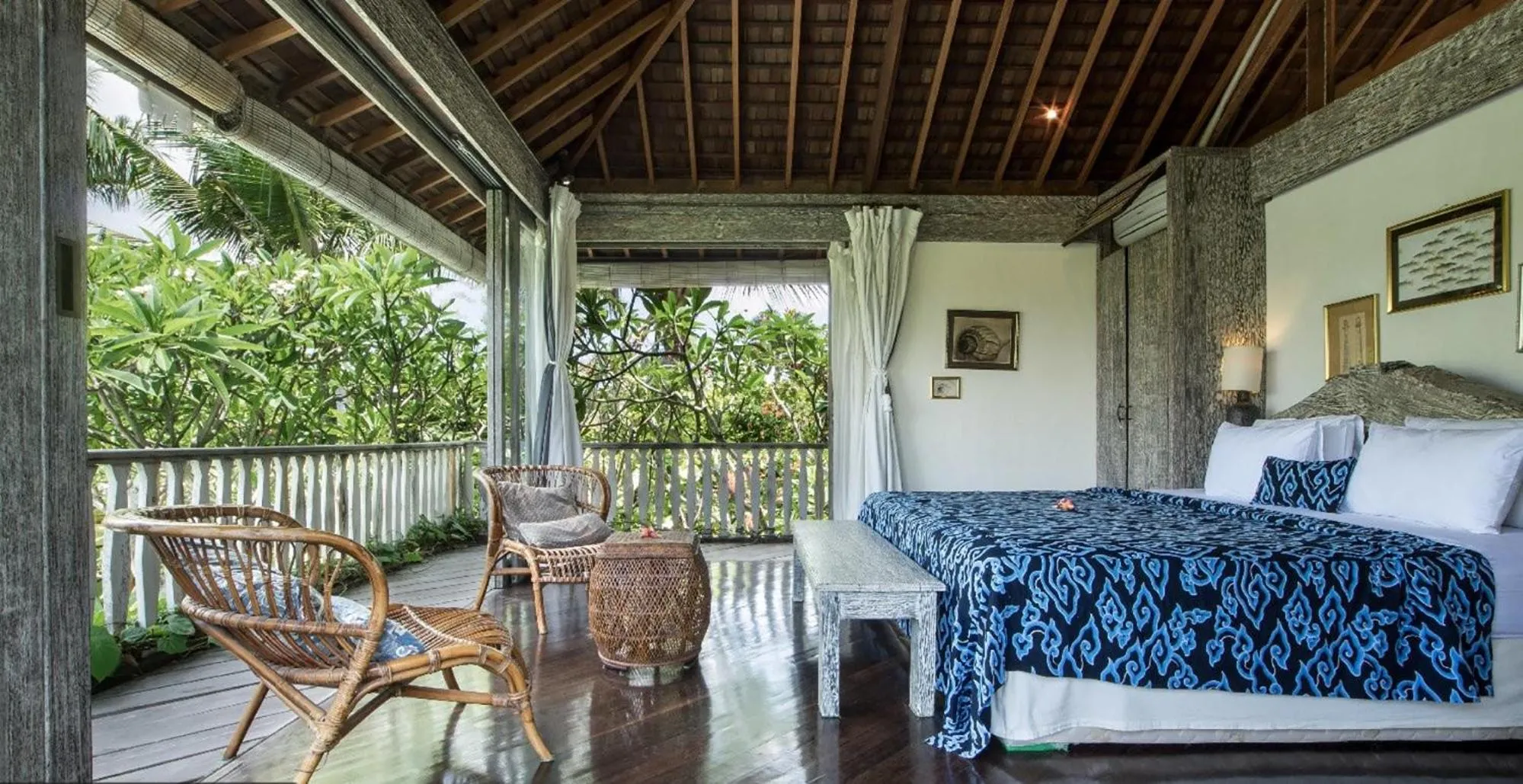Bed in Phinisi Villas - Seminyak Beach