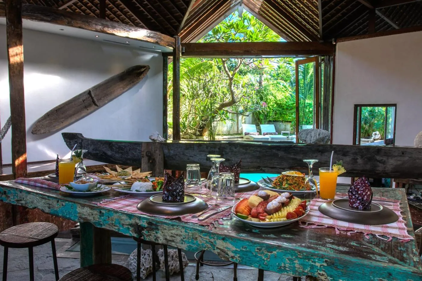 Communal lounge/ TV room in Phinisi Villas - Seminyak Beach