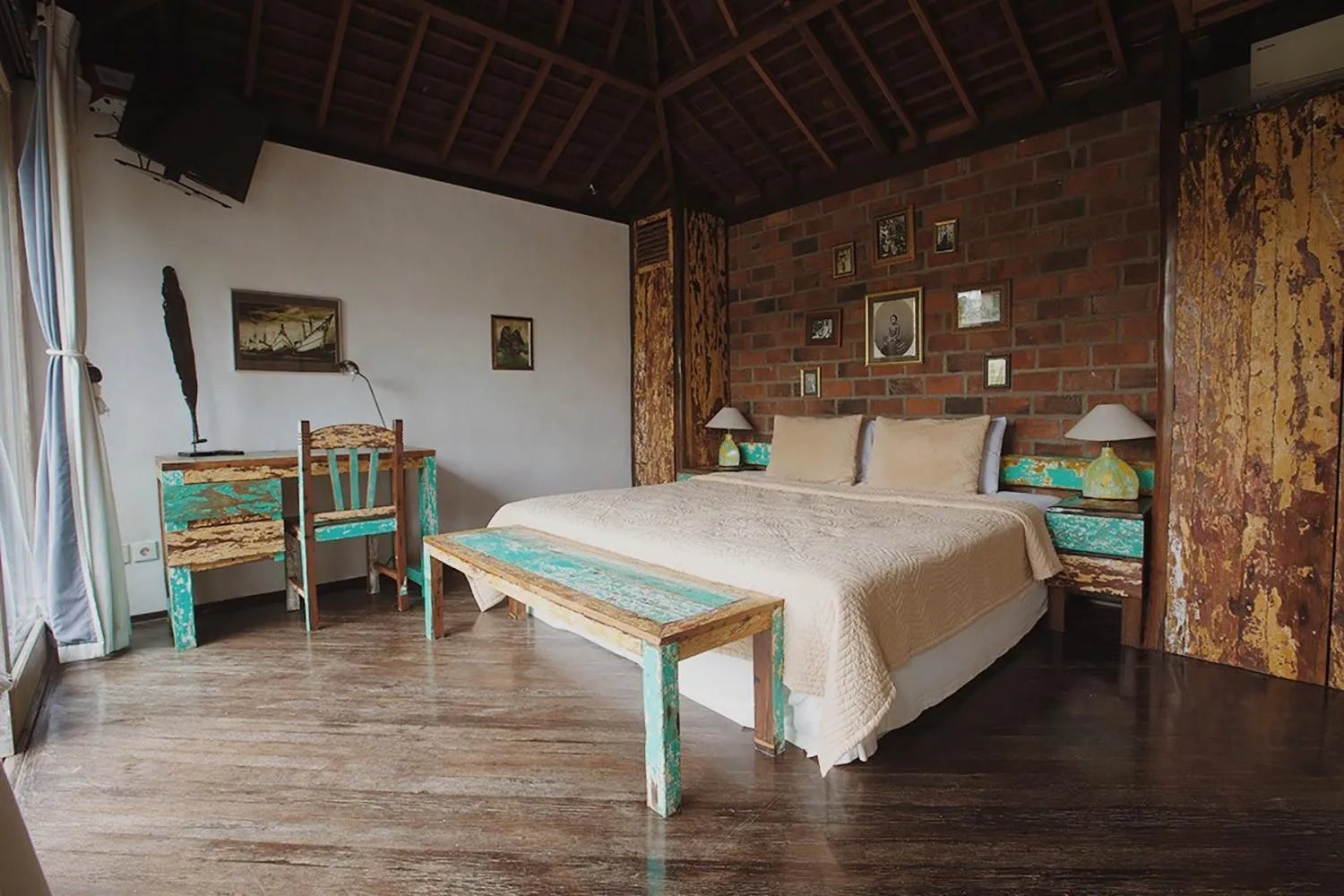 Bed in Phinisi Villas - Seminyak Beach