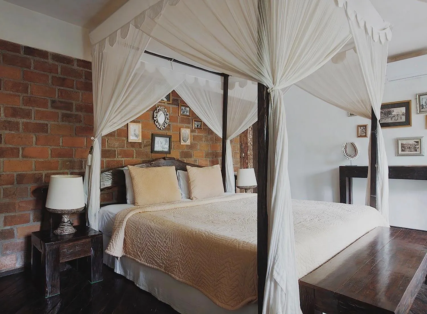 Bed in Phinisi Villas - Seminyak Beach