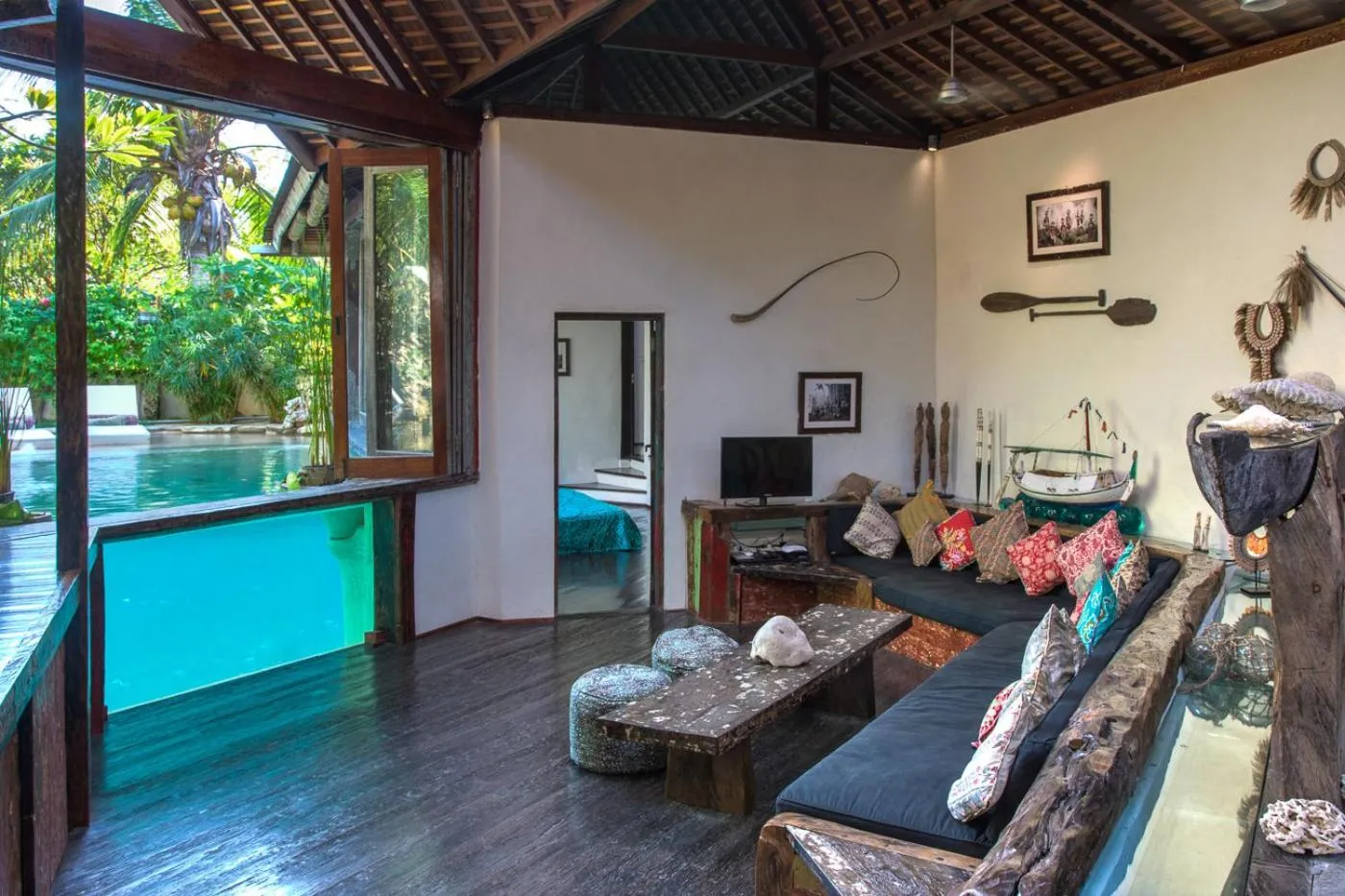 Communal lounge/ TV room in Phinisi Villas - Seminyak Beach