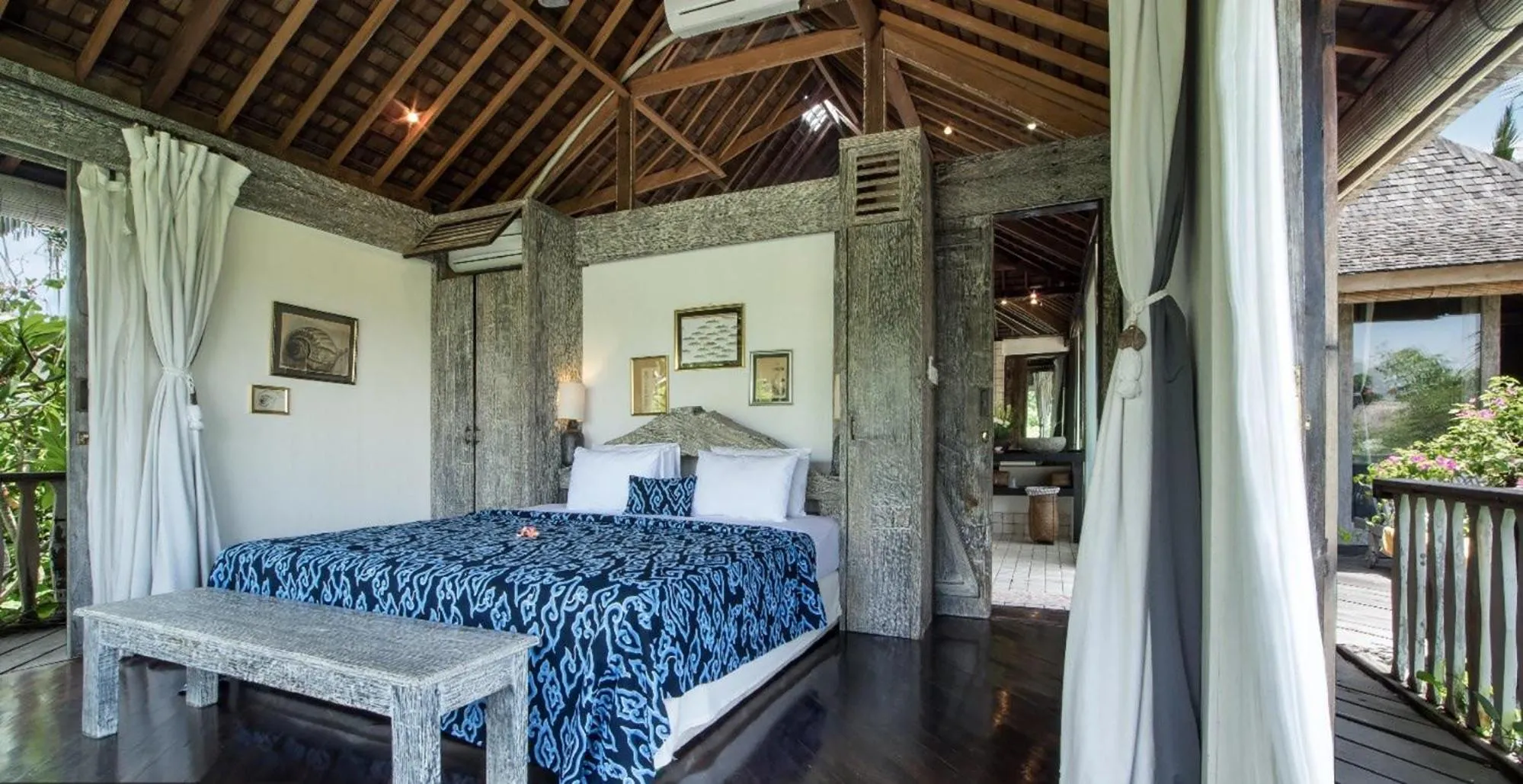Bed in Phinisi Villas - Seminyak Beach