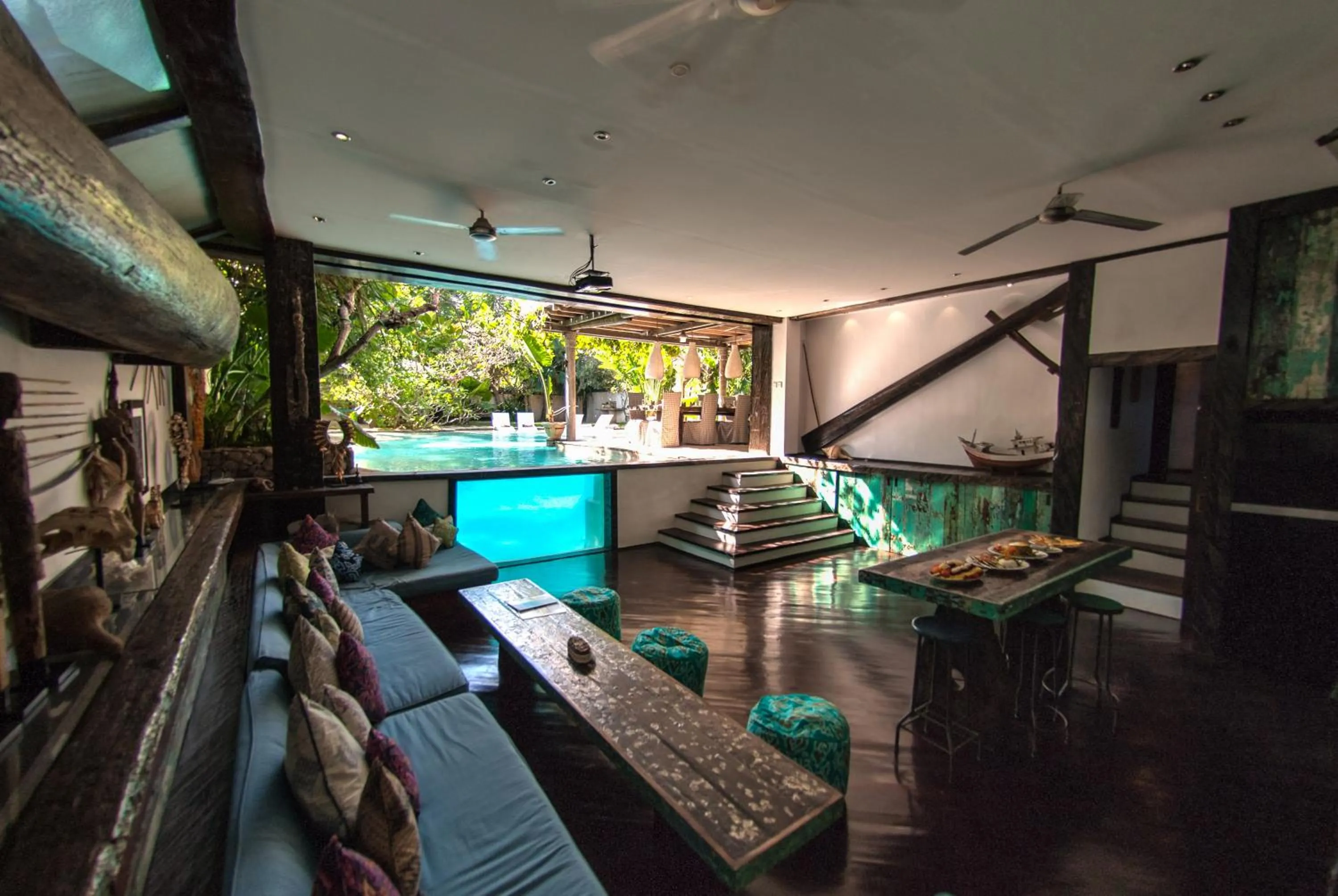 Communal lounge/ TV room in Phinisi Villas - Seminyak Beach