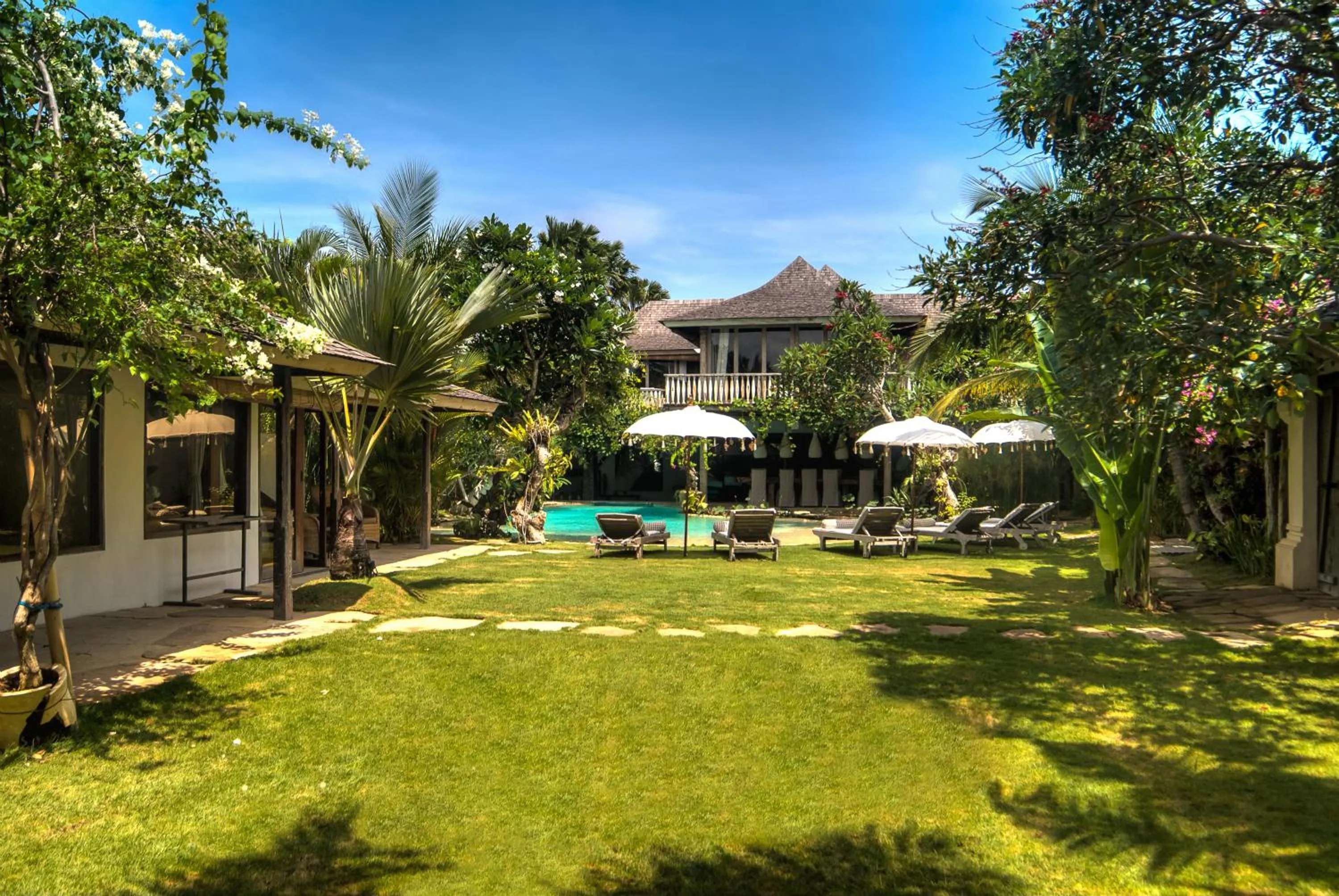 Garden in Phinisi Villas - Seminyak Beach