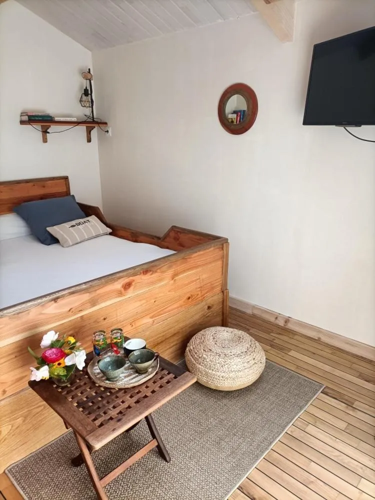 Photo of the whole room, Bed in Oudoty