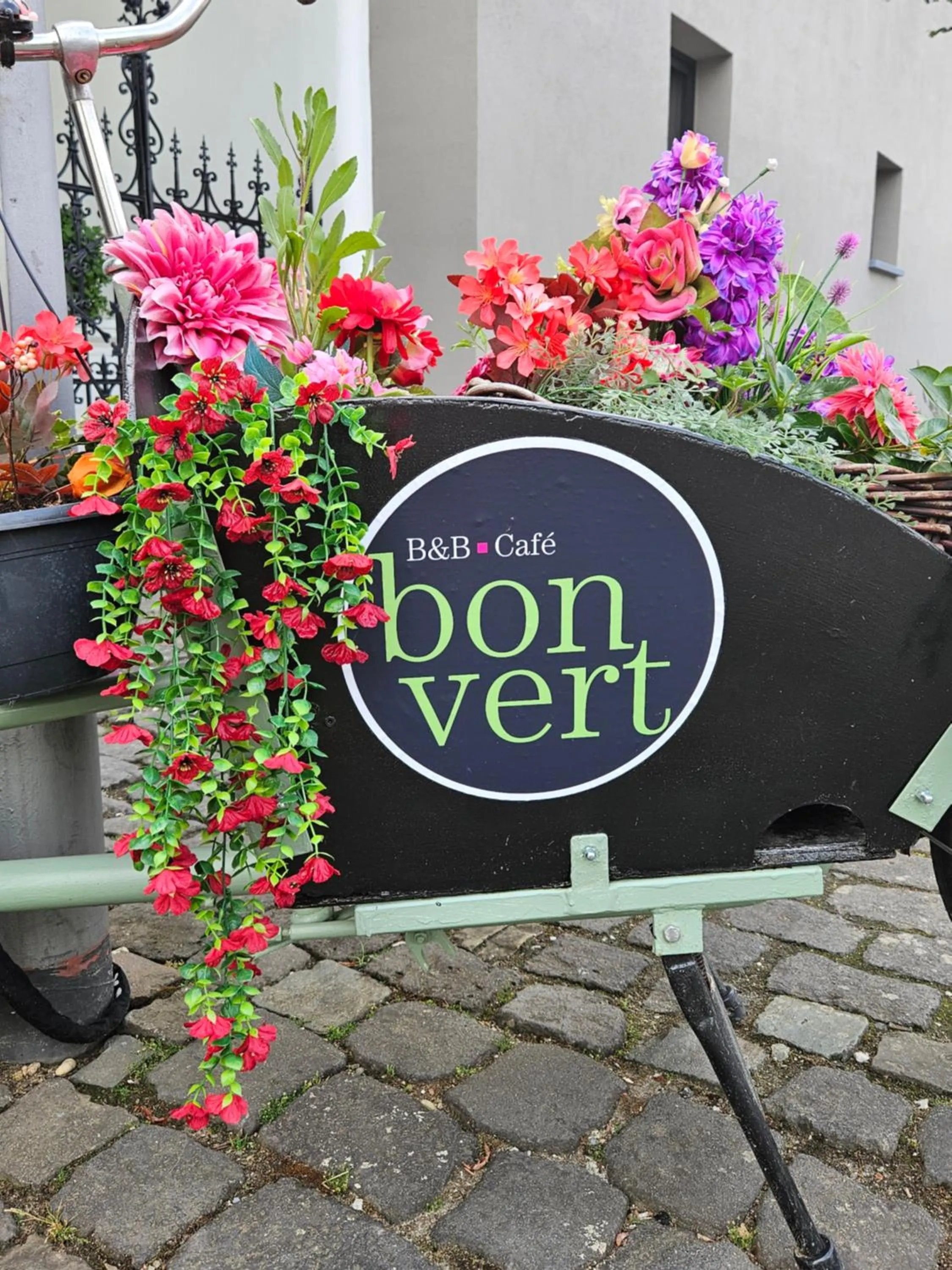 Street view in Bon Vert B&B en Café