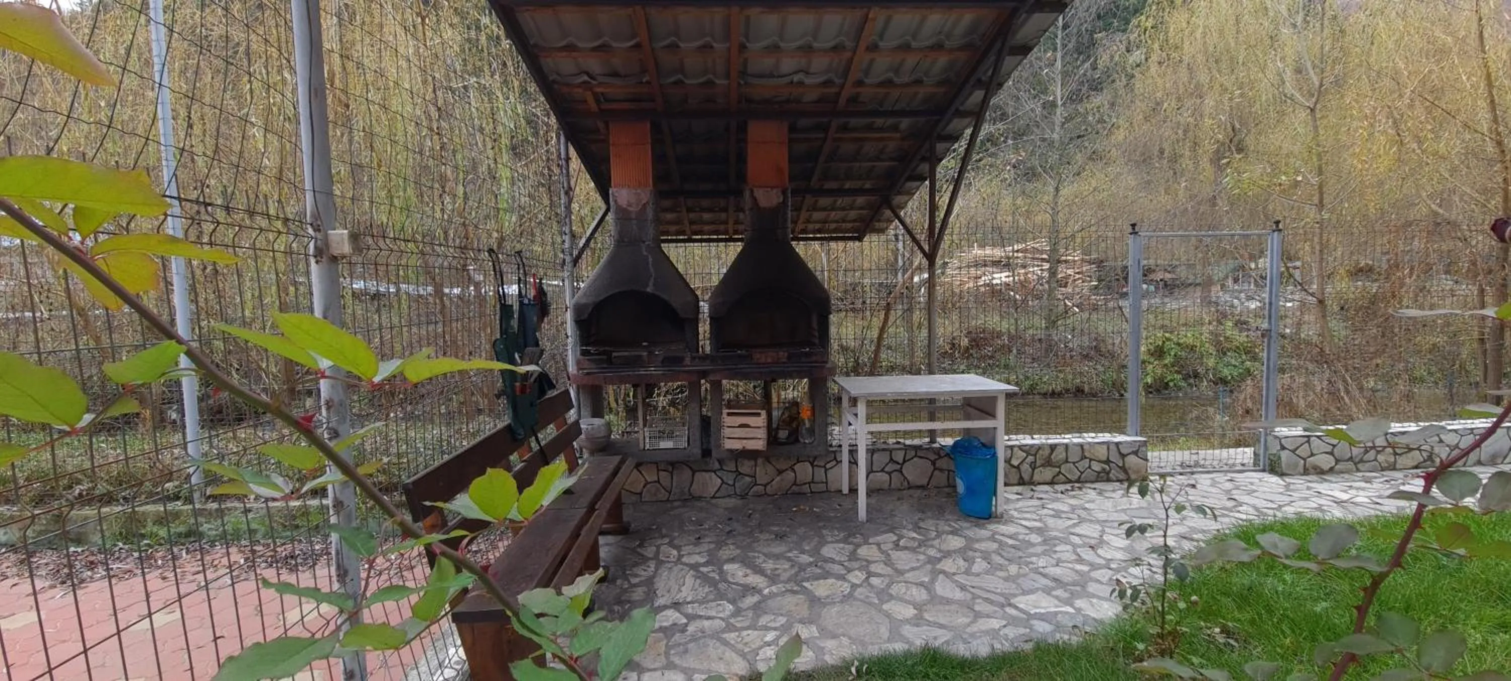 BBQ facilities in Pensiunea Aurora - Great Hostel Voineasa