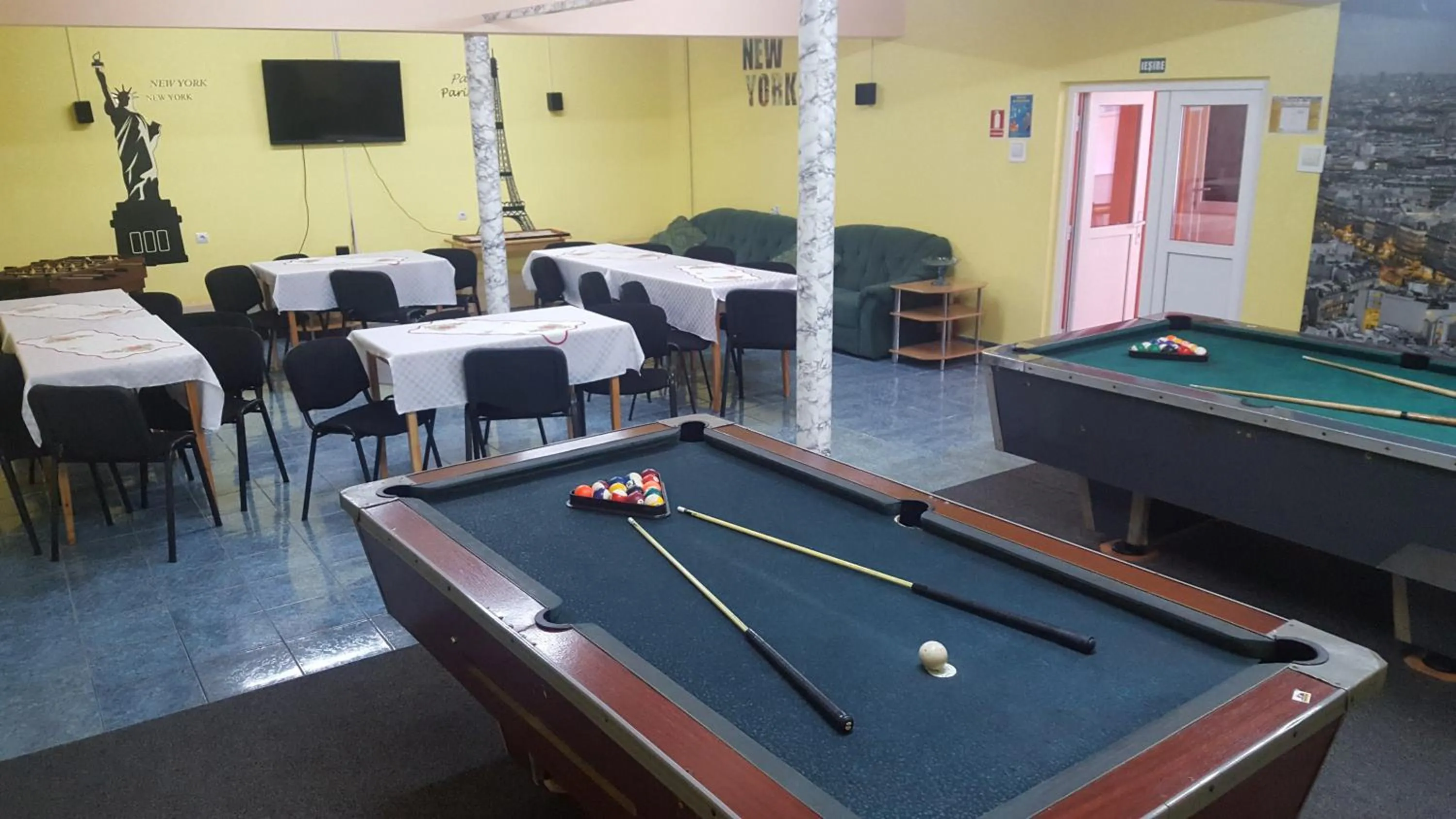Billiard in Pensiunea Aurora - Great Hostel Voineasa