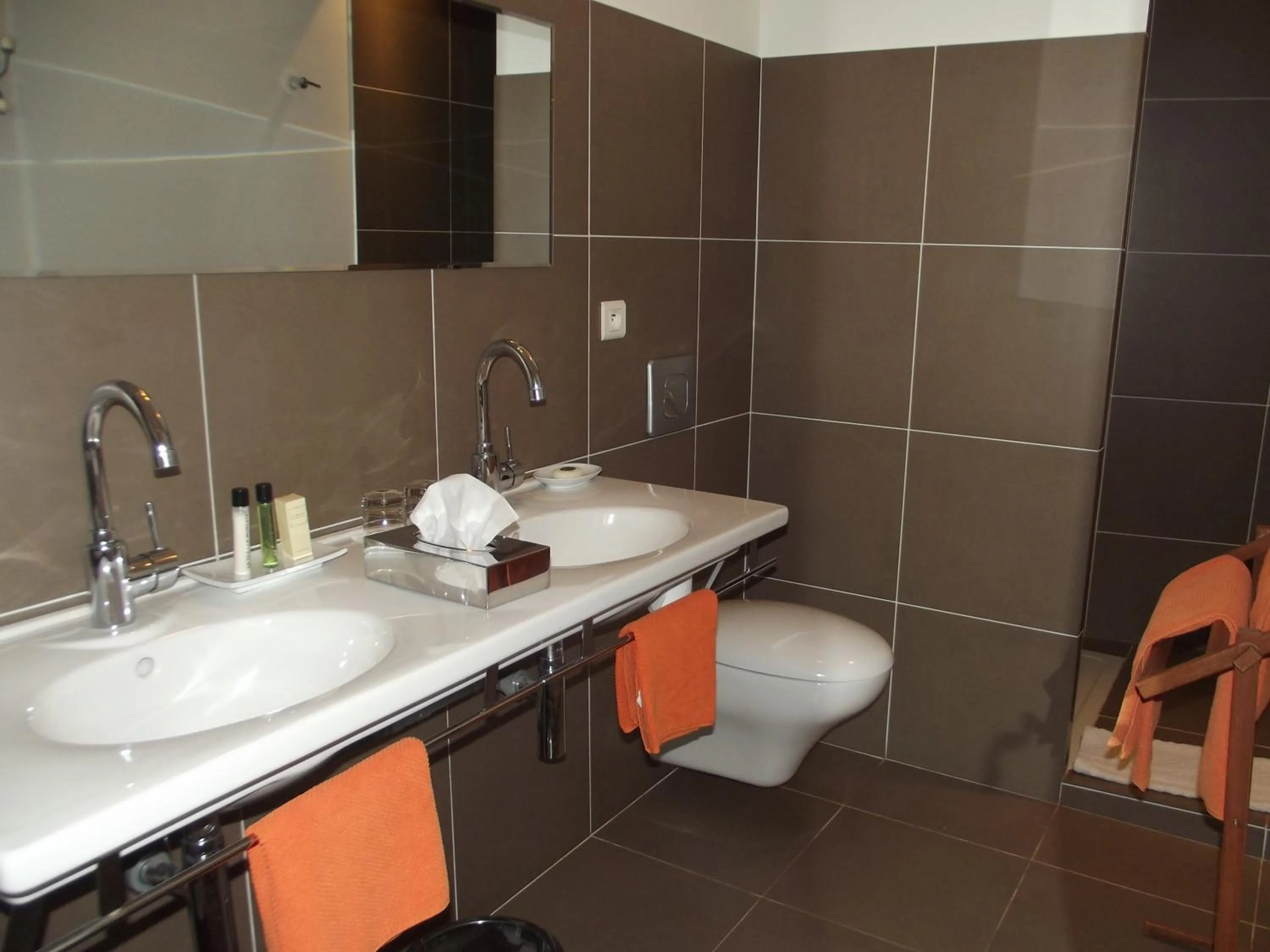 Shower in La Treille Muscate