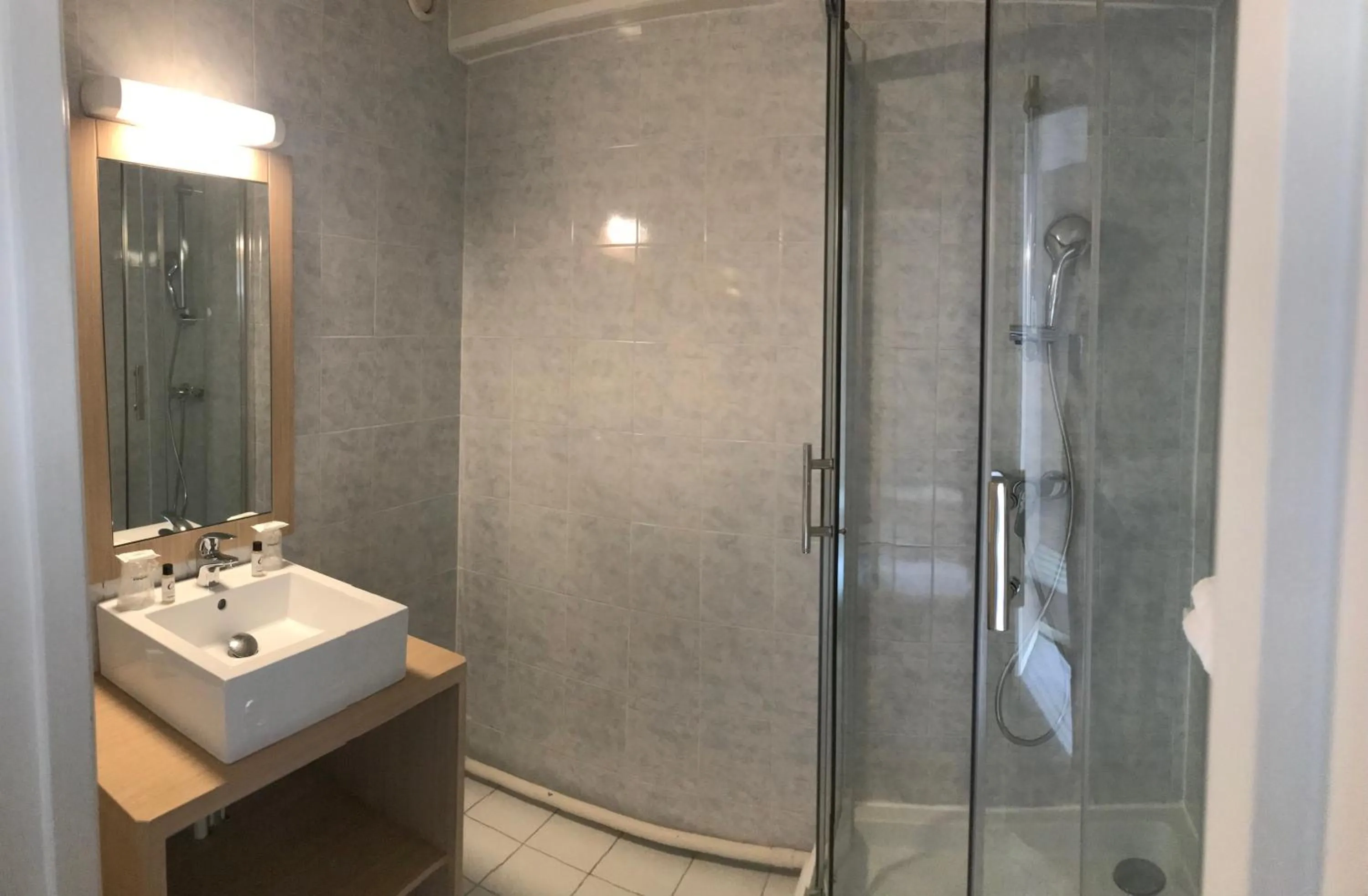 Shower in The Originals City, Hôtel Villancourt, Grenoble Sud
