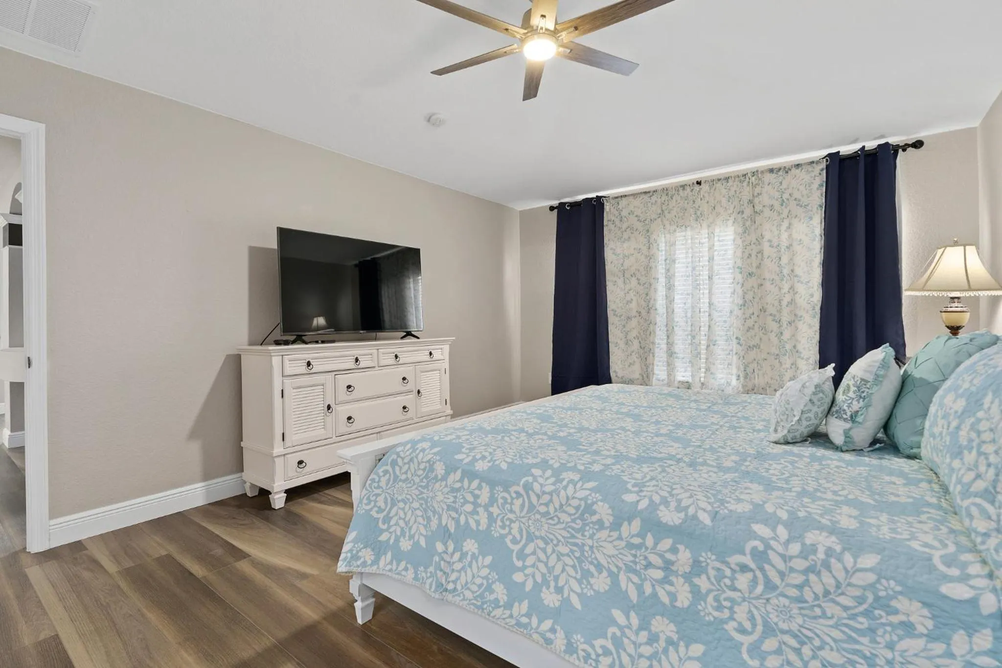 Bed in WindsorHills Villa Pool Resort Amenities Minutes to Disney