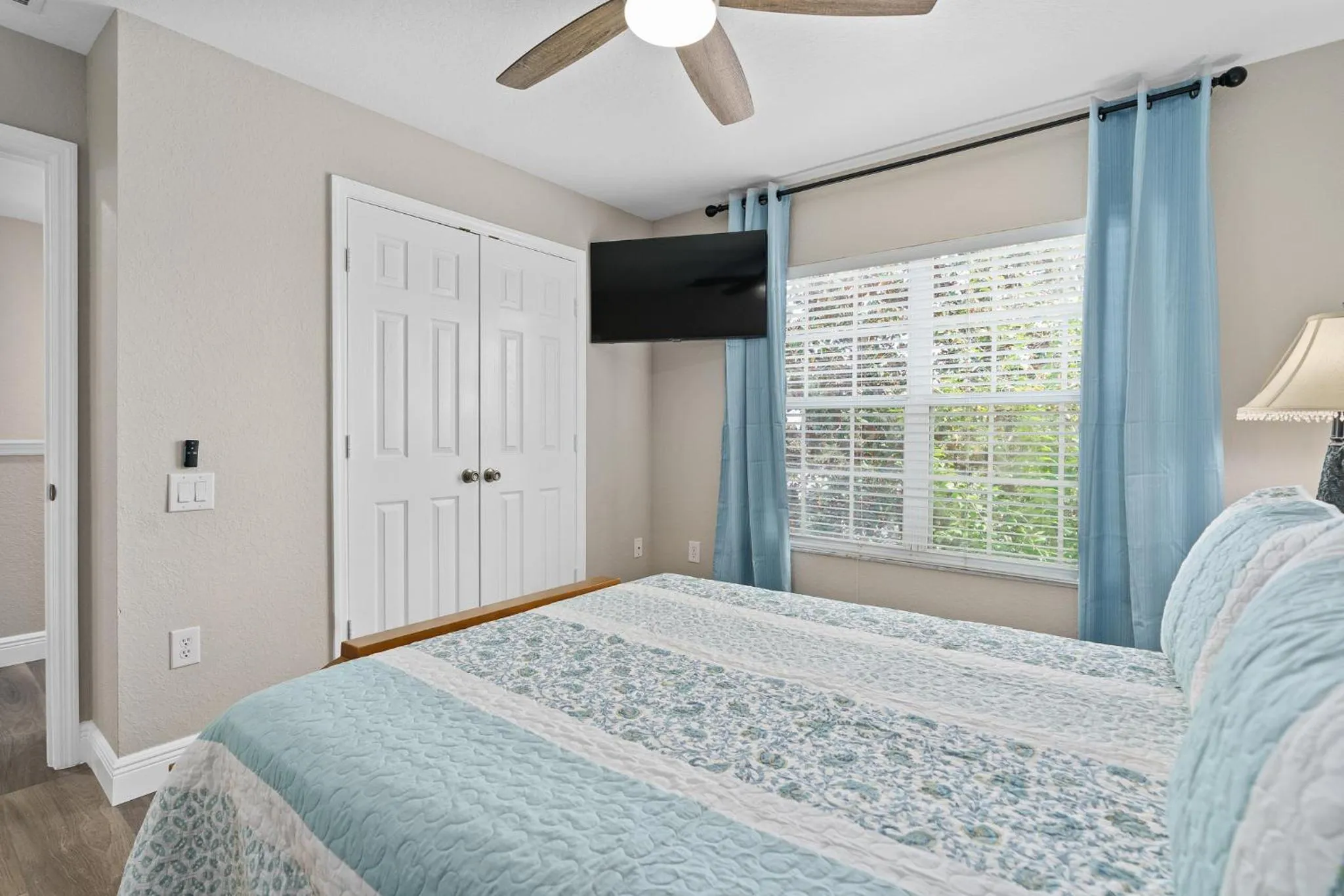 Bed in WindsorHills Villa Pool Resort Amenities Minutes to Disney