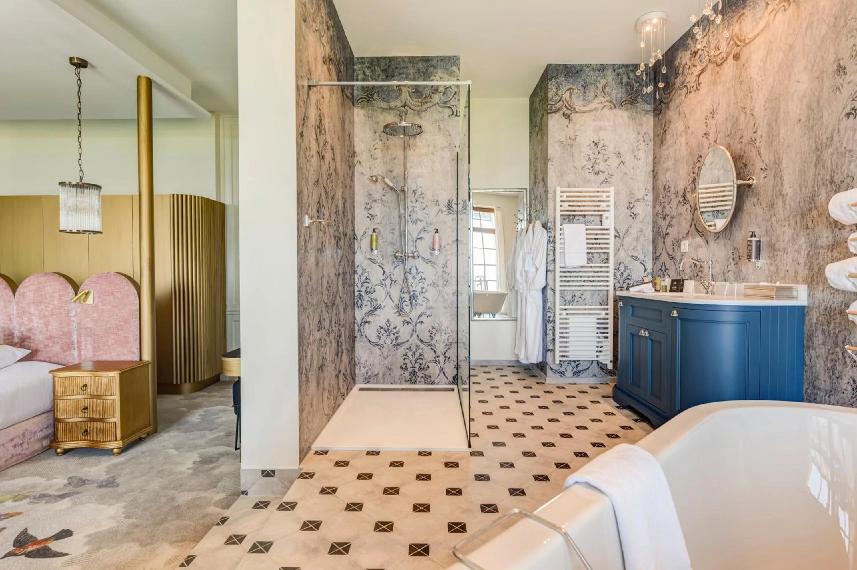 Shower, Bed in Château des Avenieres - Relais & Châteaux