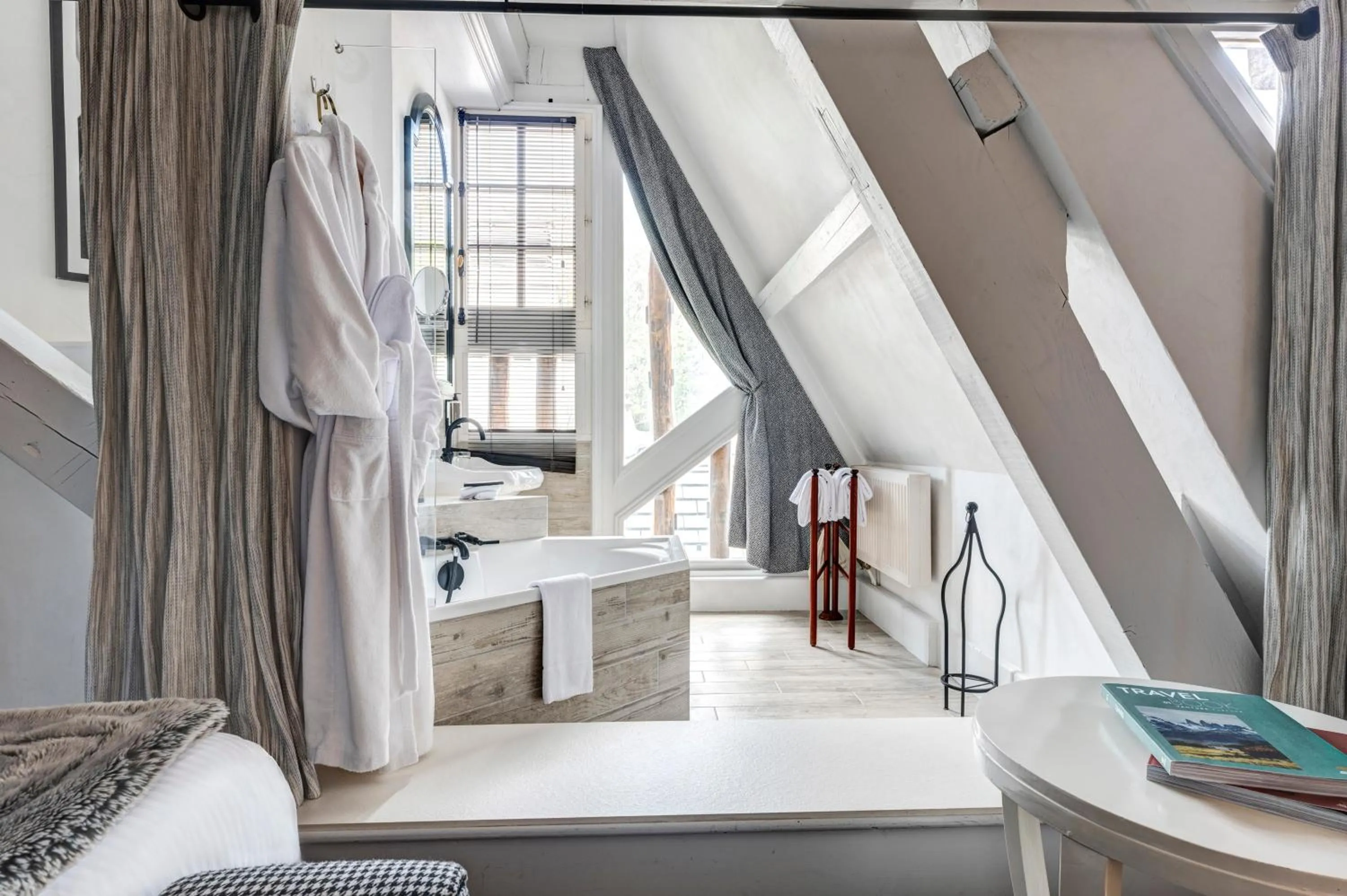 Bathroom, Bed in Château des Avenieres - Relais & Châteaux