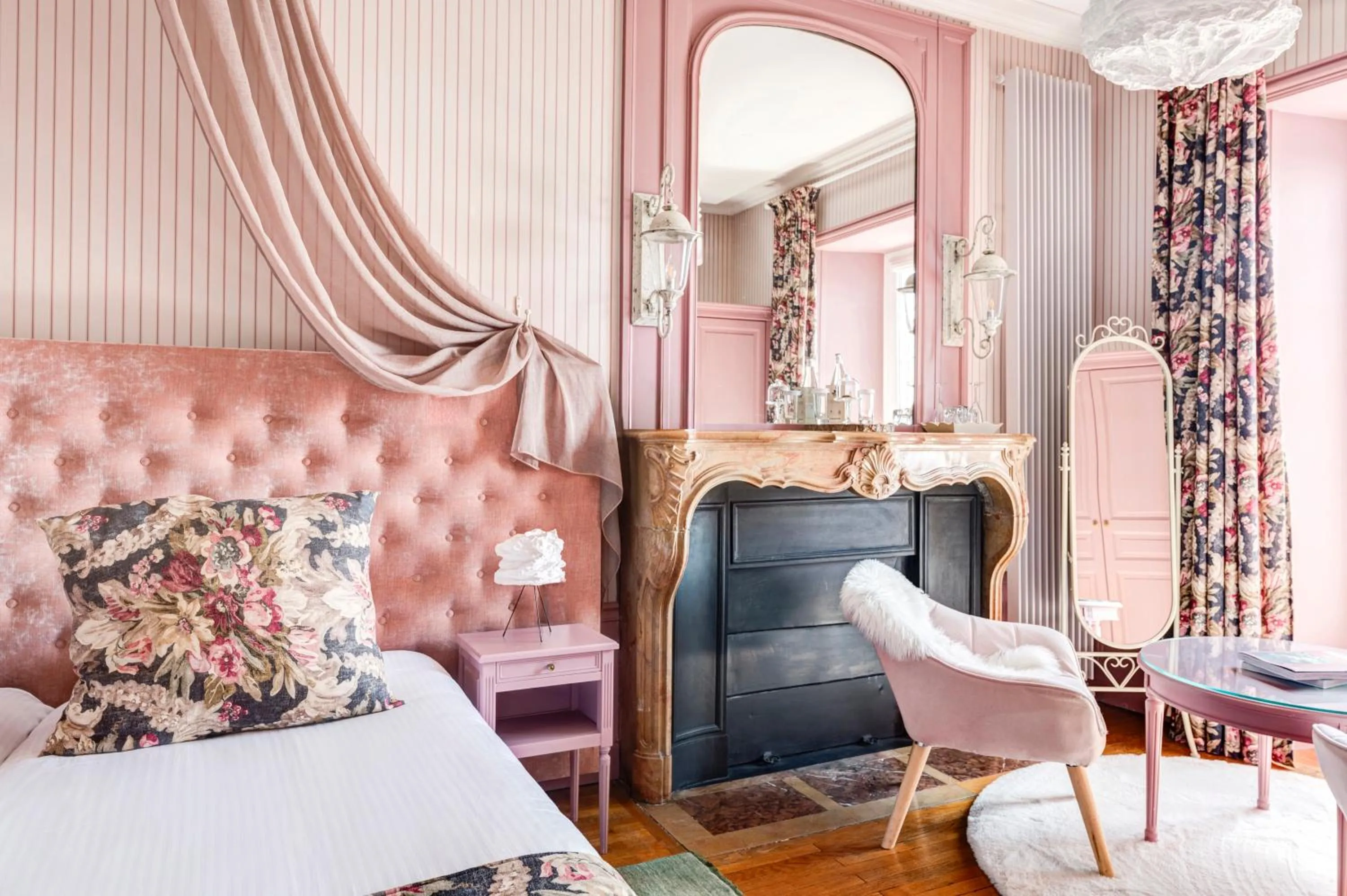 Bed in Château des Avenieres - Relais & Châteaux