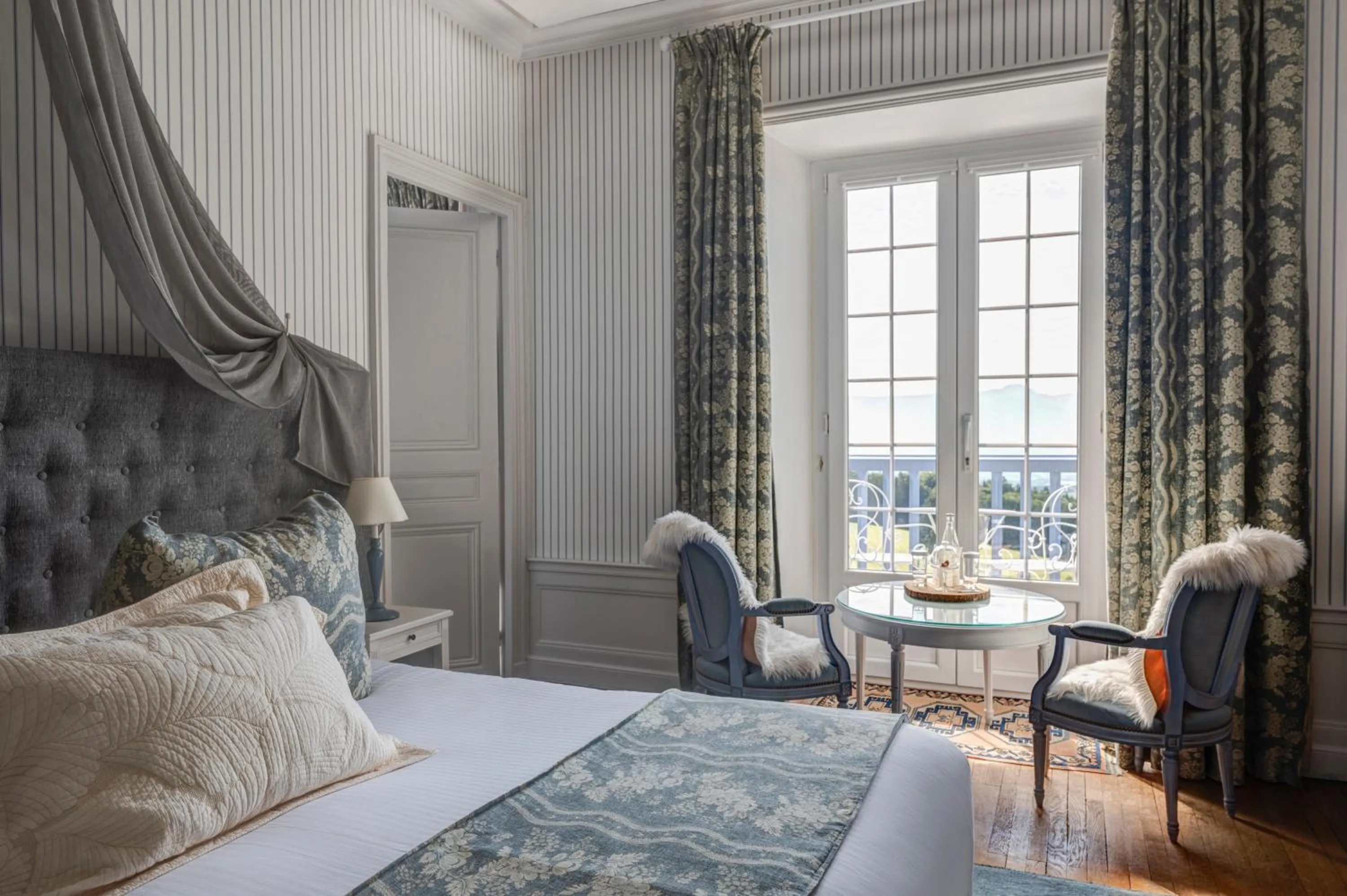 Bed in Château des Avenieres - Relais & Châteaux