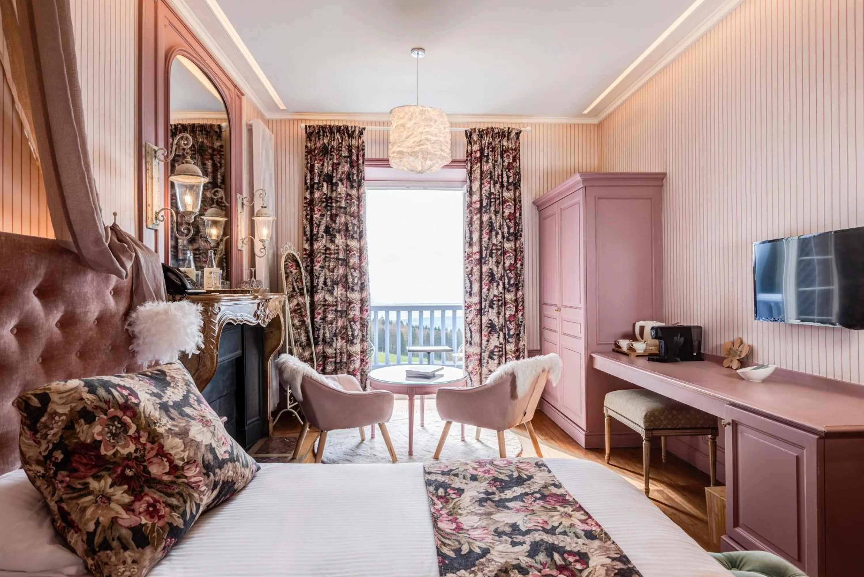 Bed in Château des Avenieres - Relais & Châteaux