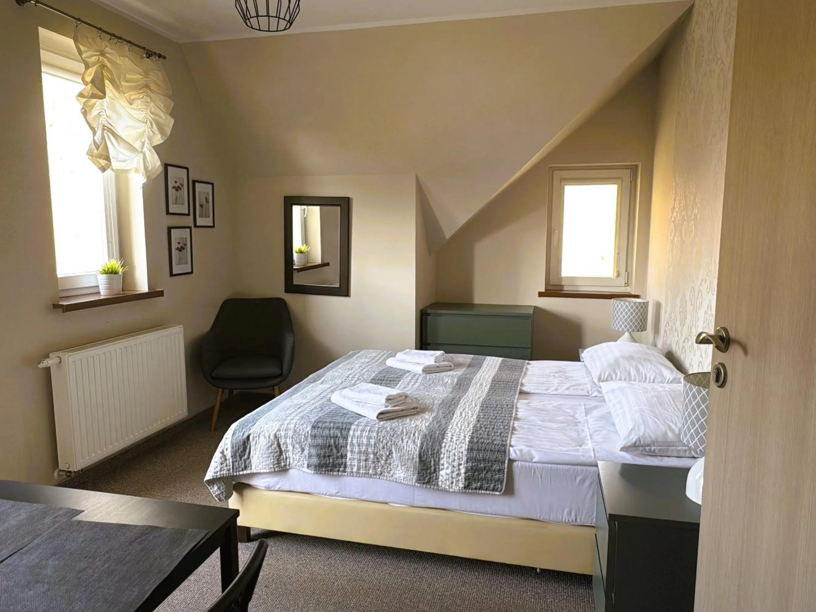 Bed in ApartamentyKudowa - Willa Pod Dębami z ogrodem i parkingiem,