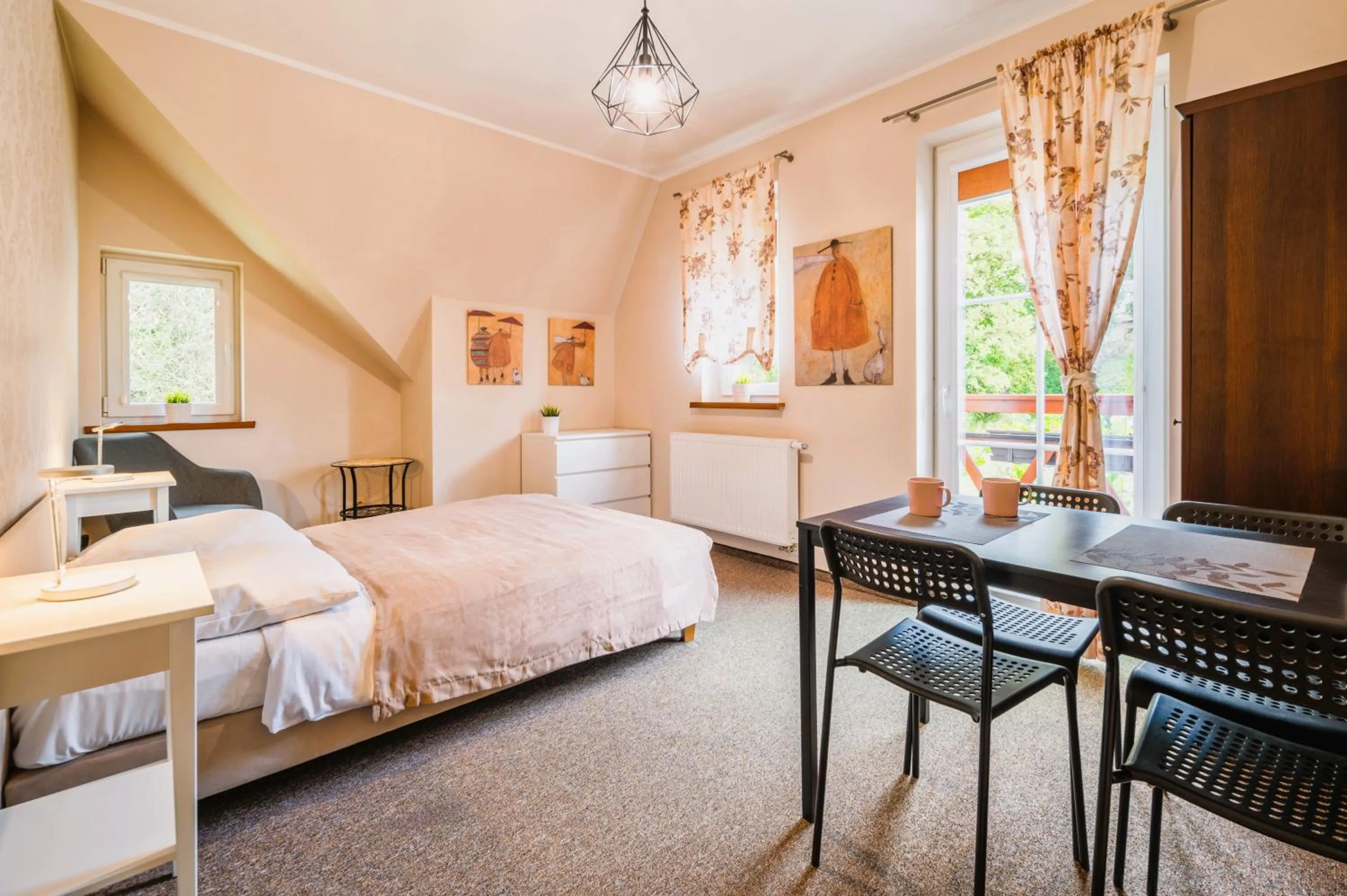 Bed in ApartamentyKudowa - Willa Pod Dębami z ogrodem i parkingiem,