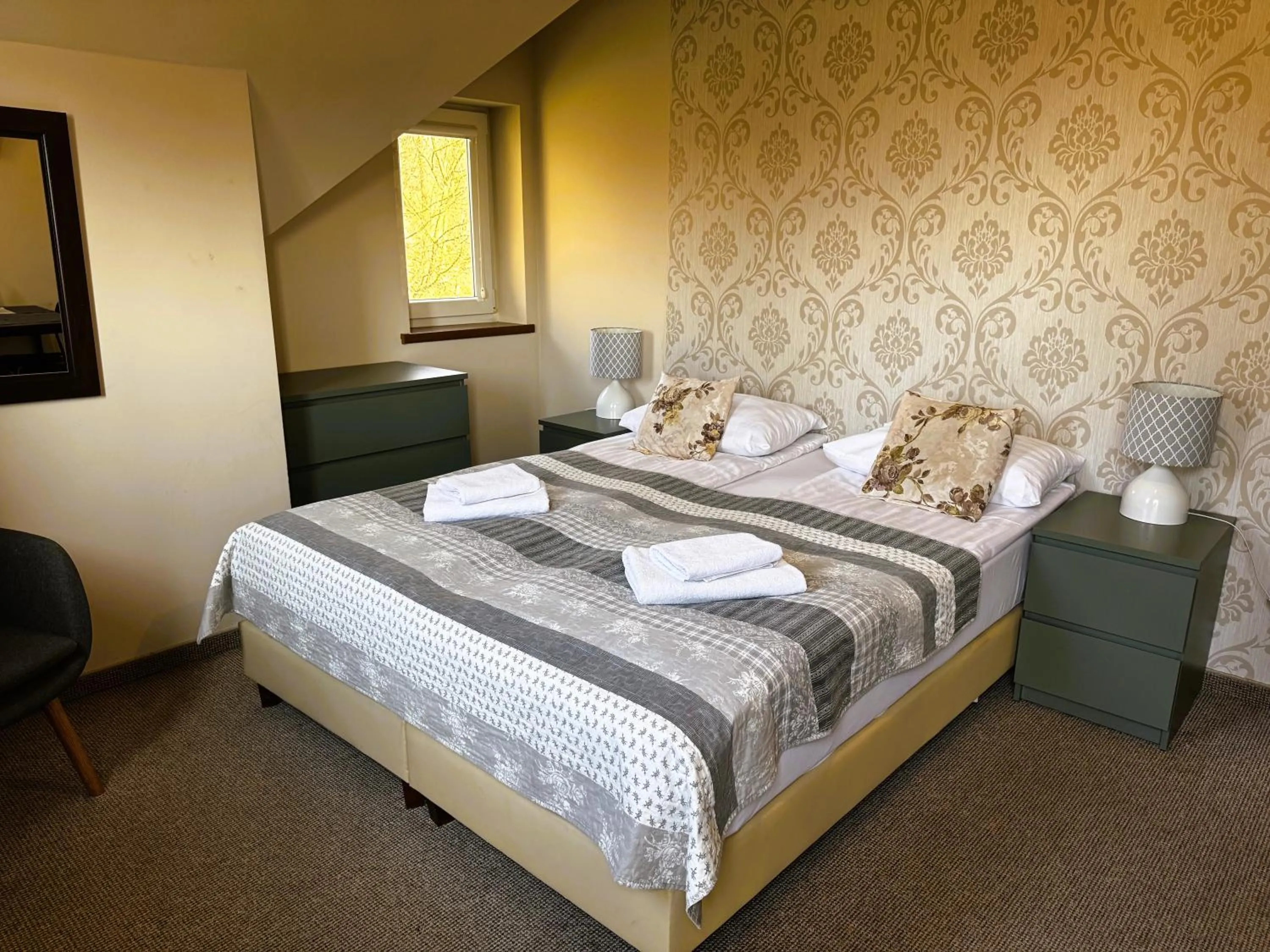 Bed in ApartamentyKudowa - Willa Pod Dębami z ogrodem i parkingiem,