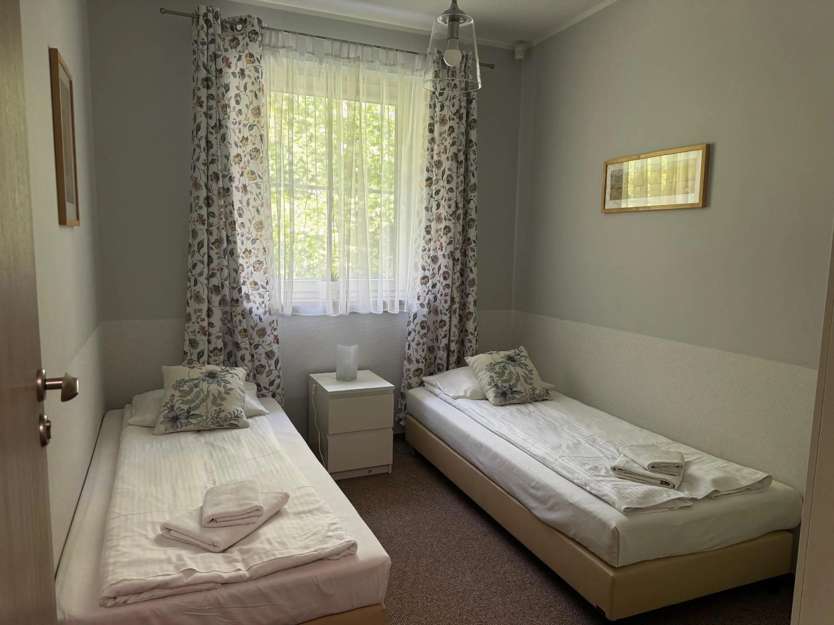 Bed in ApartamentyKudowa - Willa Pod Dębami z ogrodem i parkingiem,