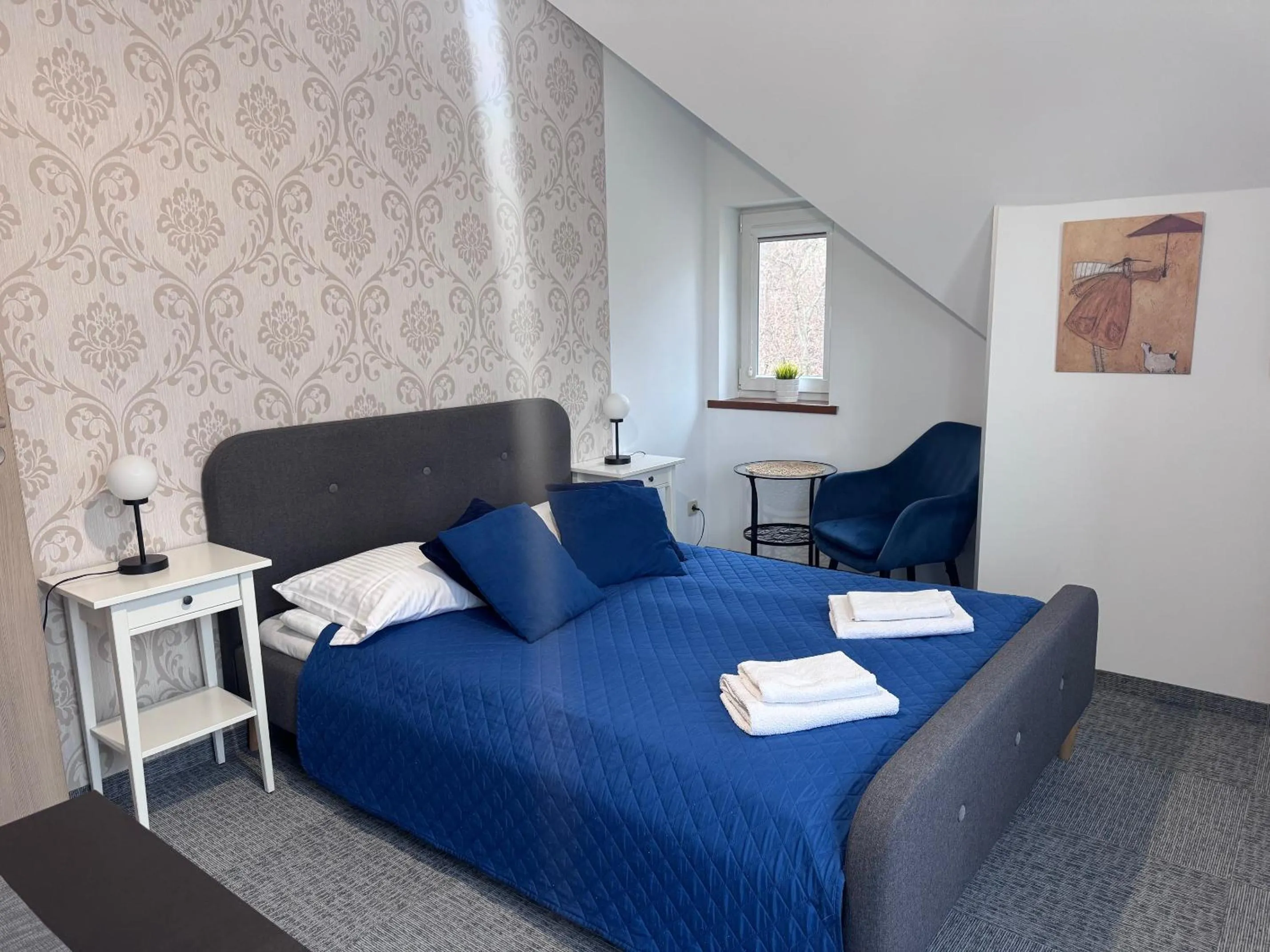 Bed in ApartamentyKudowa - Willa Pod Dębami z ogrodem i parkingiem,