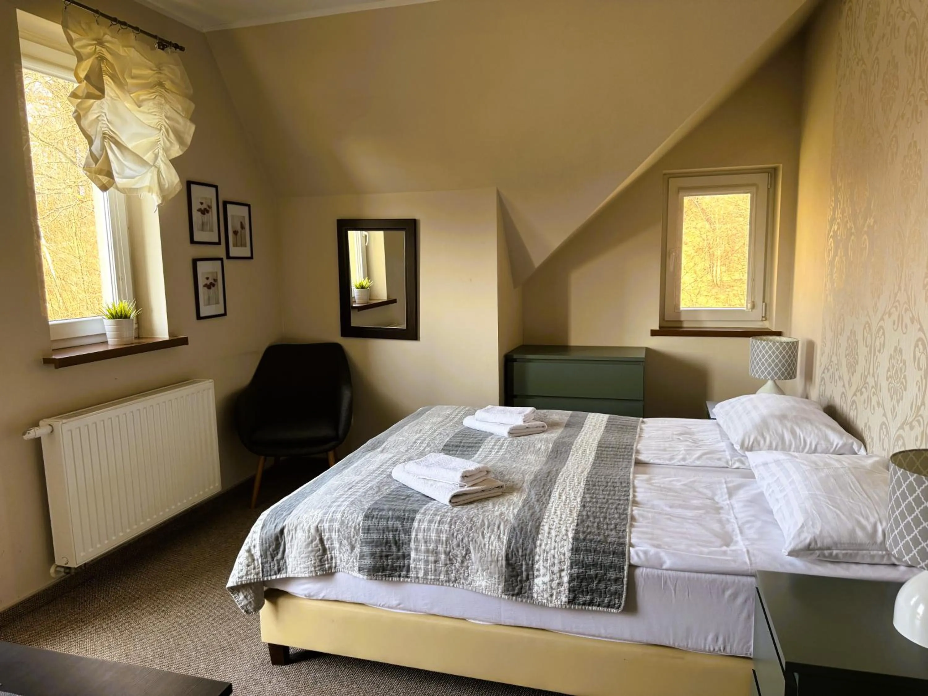 Bed in ApartamentyKudowa - Willa Pod Dębami z ogrodem i parkingiem,