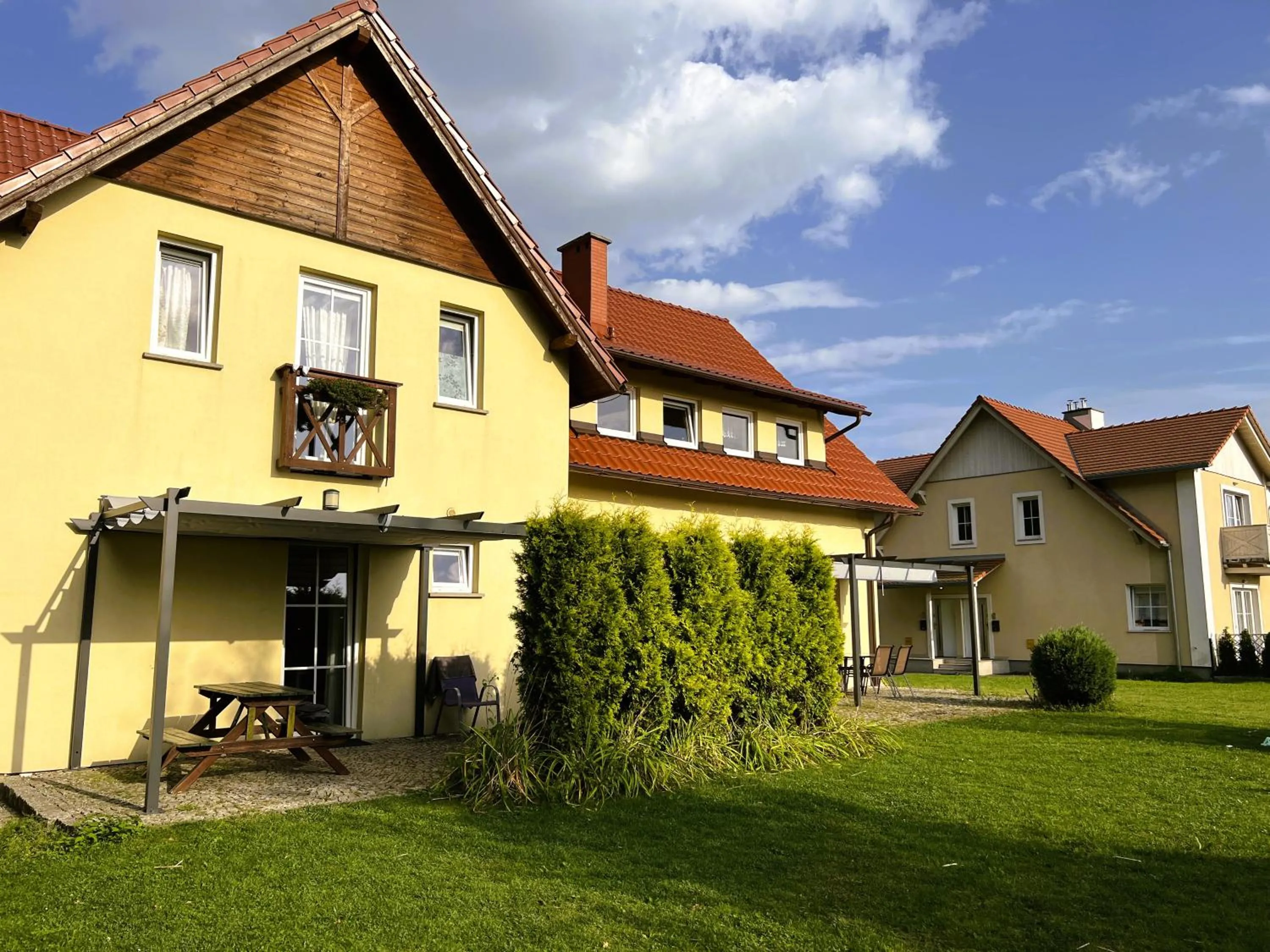 Property building in ApartamentyKudowa - Willa Pod Dębami z ogrodem i parkingiem,