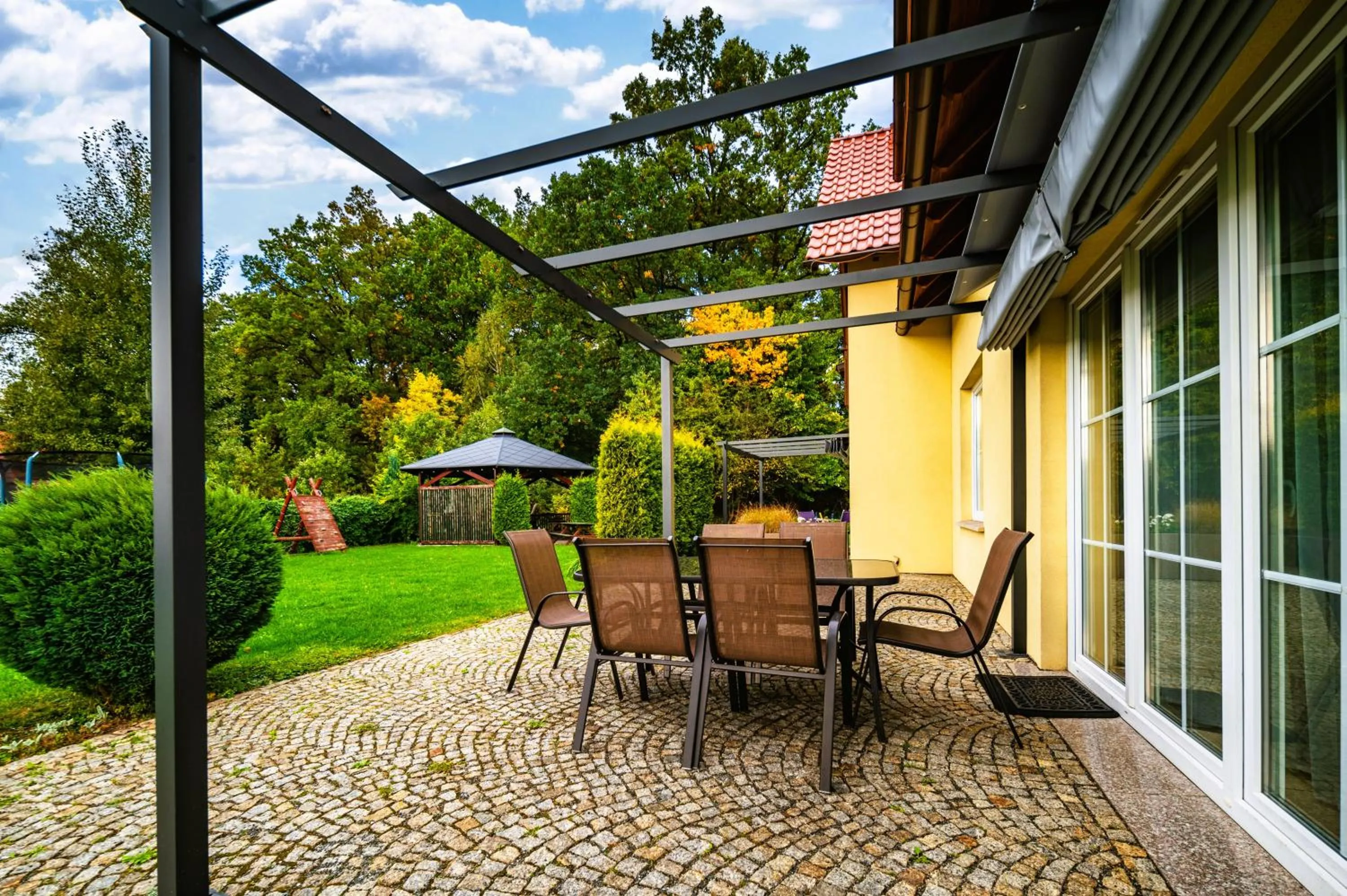 Property building in ApartamentyKudowa - Willa Pod Dębami z ogrodem i parkingiem,