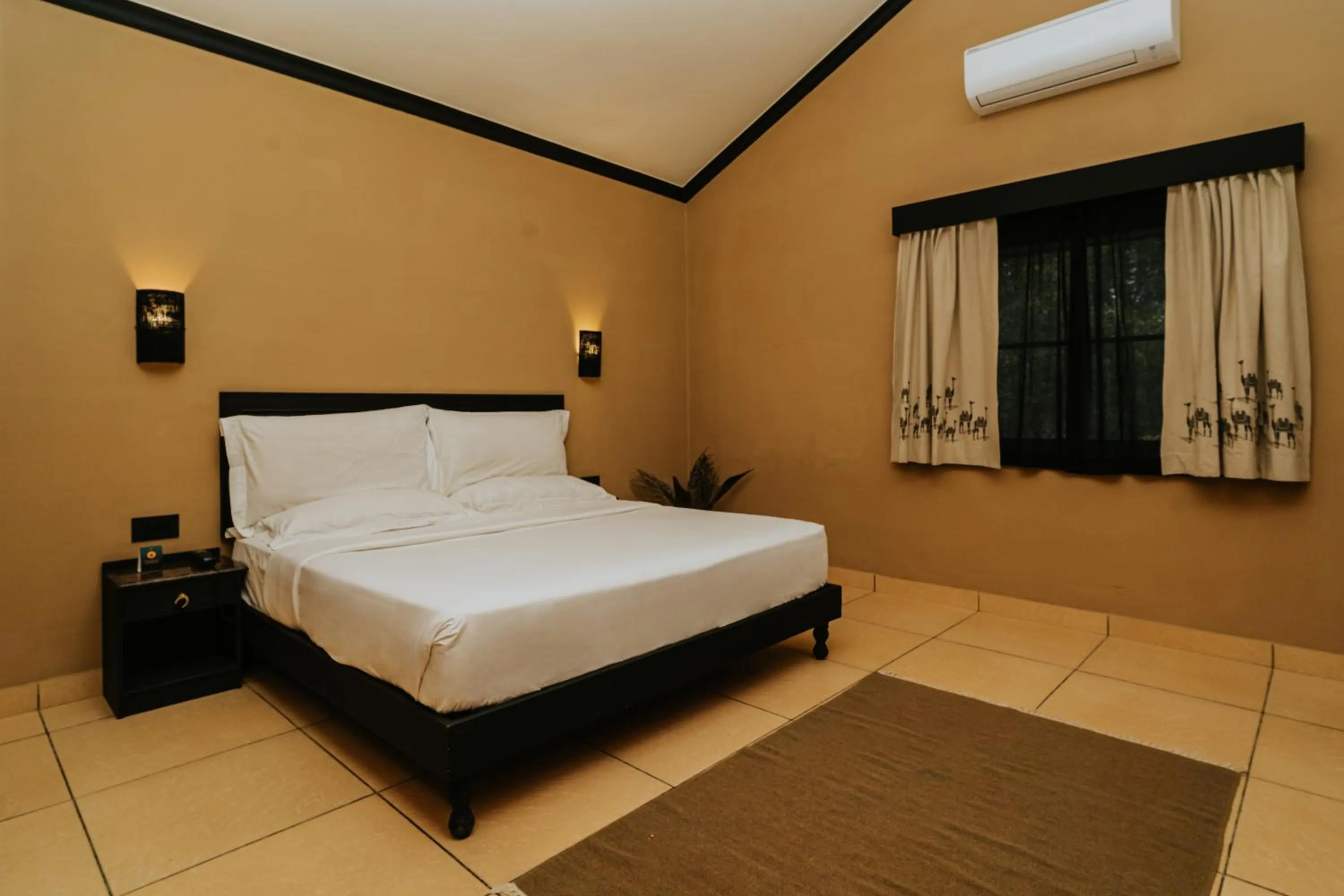 Photo of the whole room, Bed in Clarks Safari Pushkar