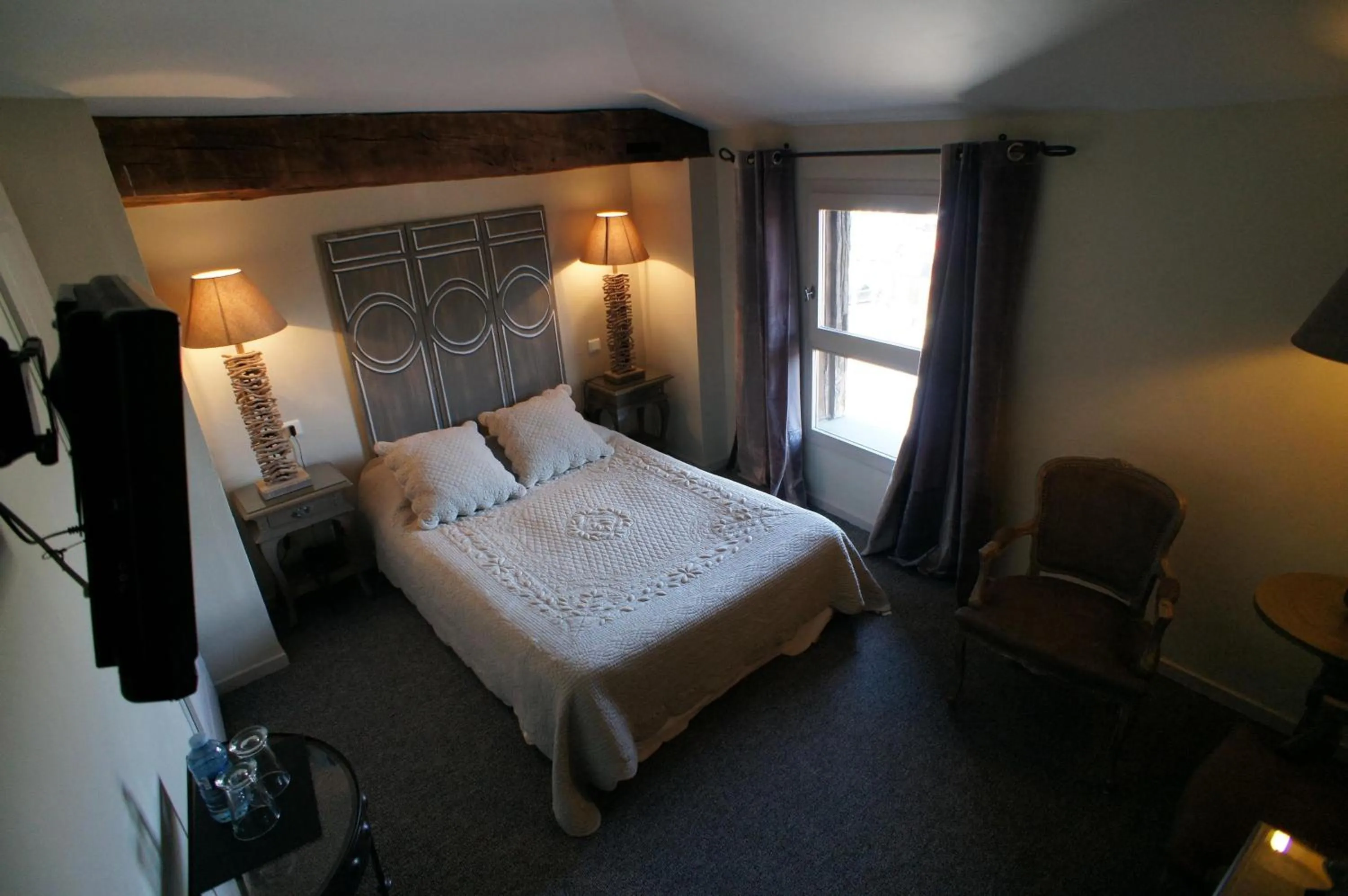 Bed in Hôtel de la Tour