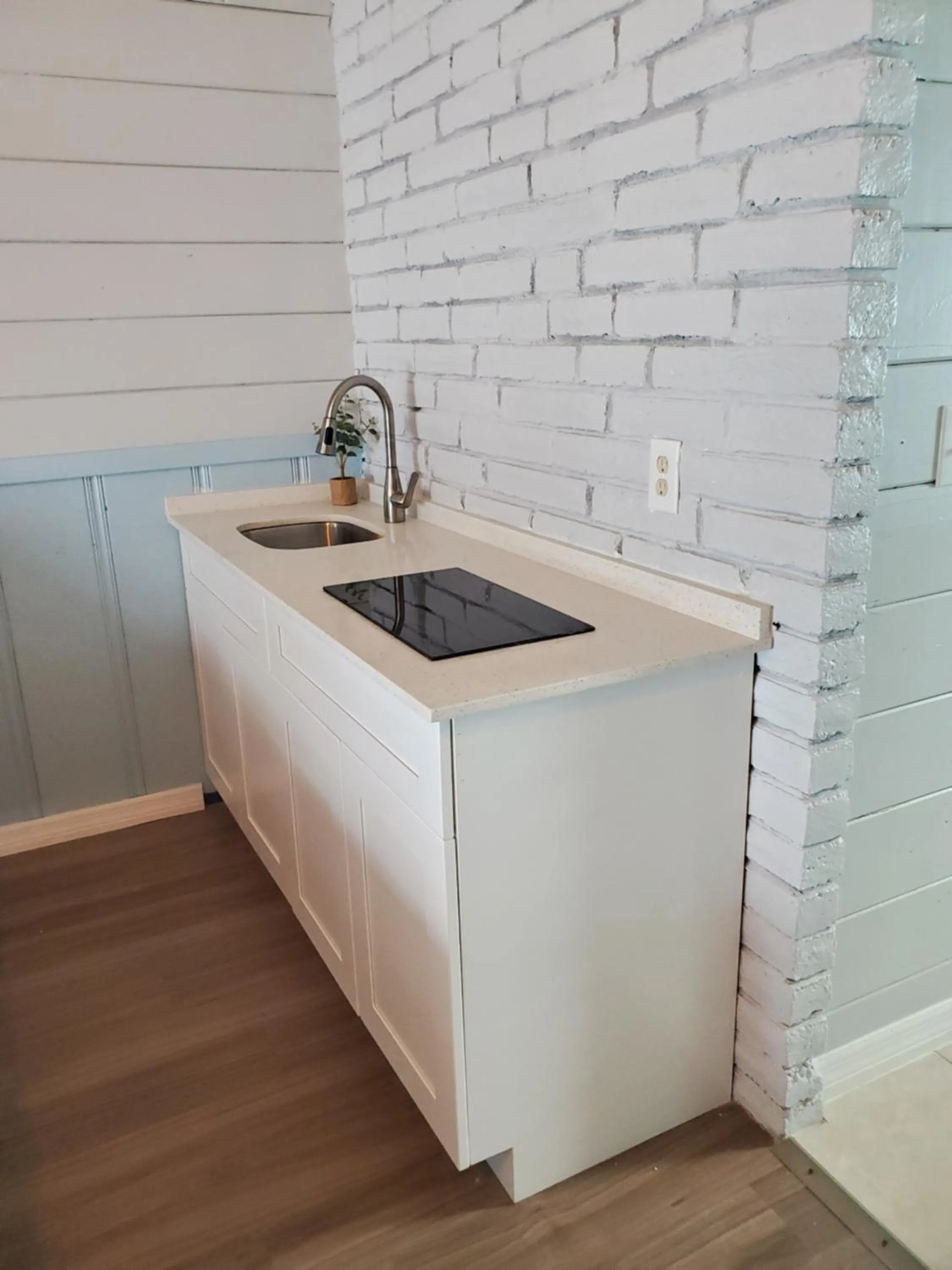 Hollywood Gardens Inn & Suites