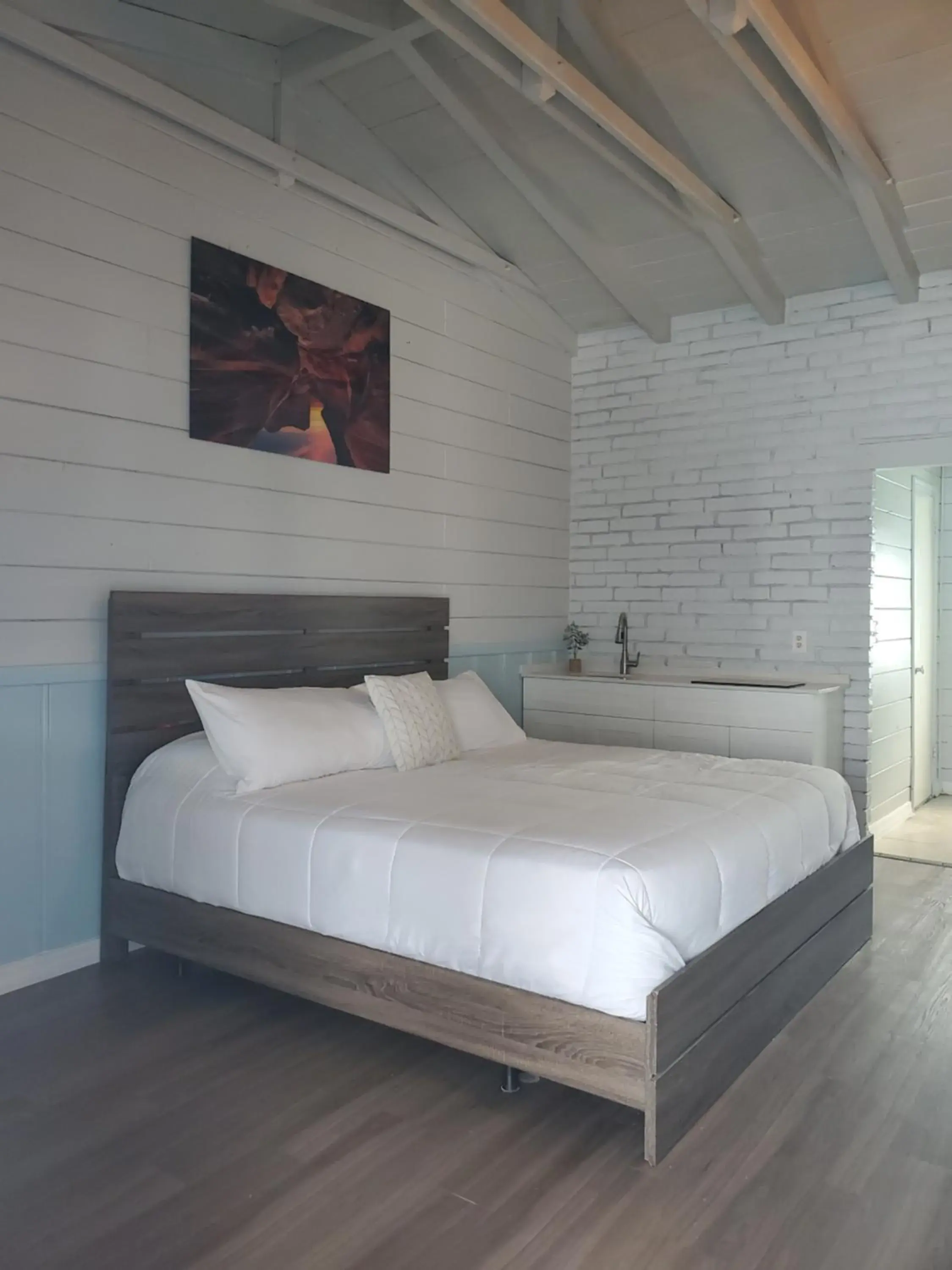 Standard King Room in Hollywood Gardens Inn & Suites Standard King Room in Hollywood Gardens Inn & Suites