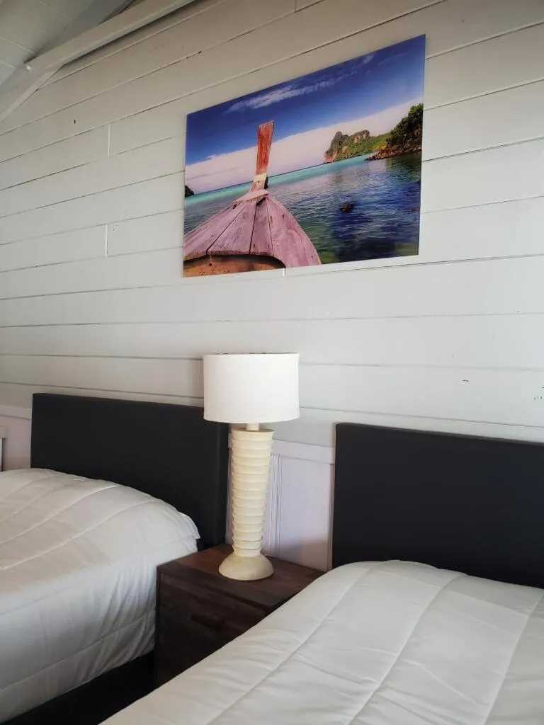 Bed in Hollywood Gardens Inn & Suites