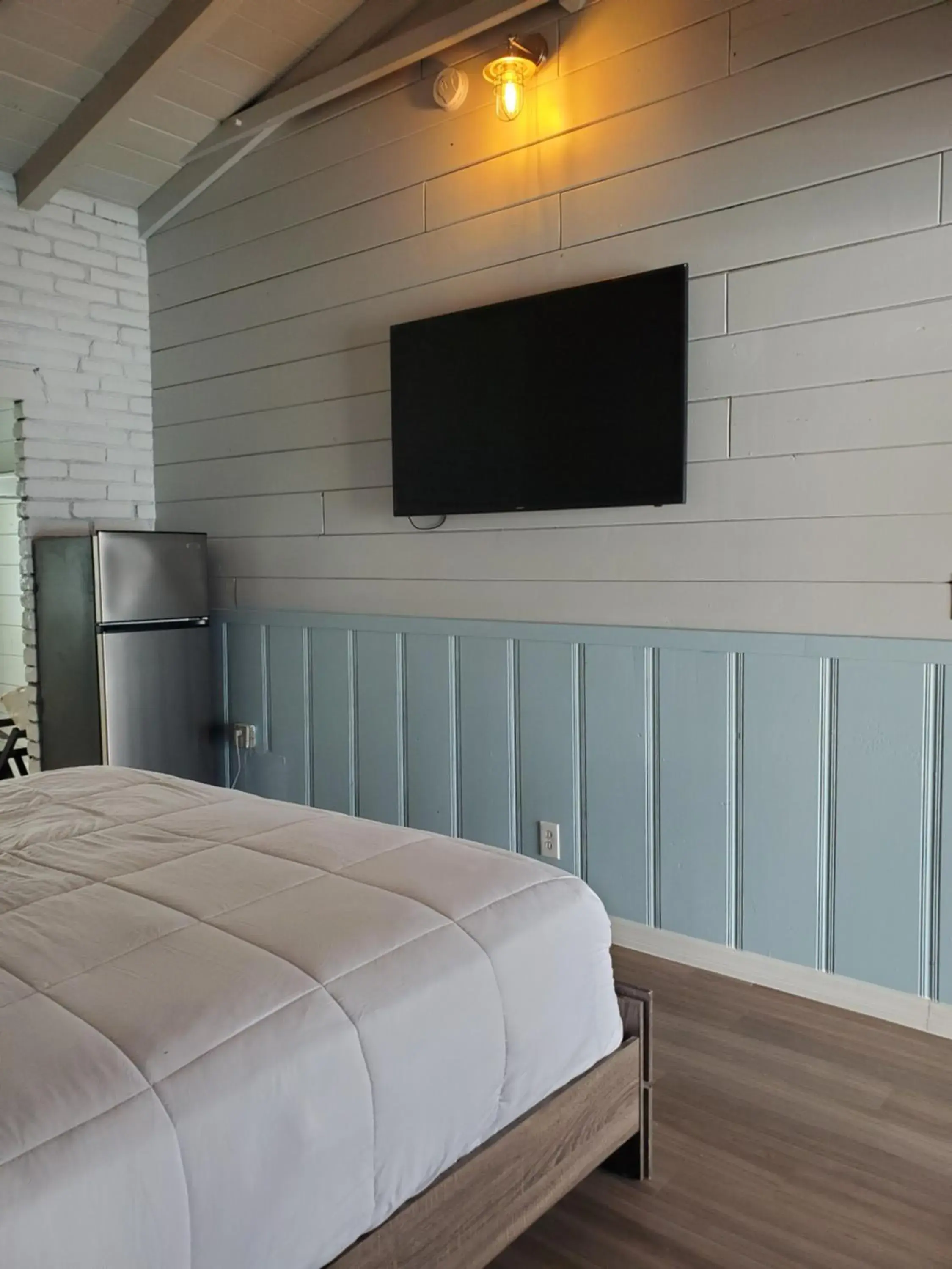 Queen Room with Pool View in Hollywood Gardens Inn & Suites Queen Room with Pool View in Hollywood Gardens Inn & Suites