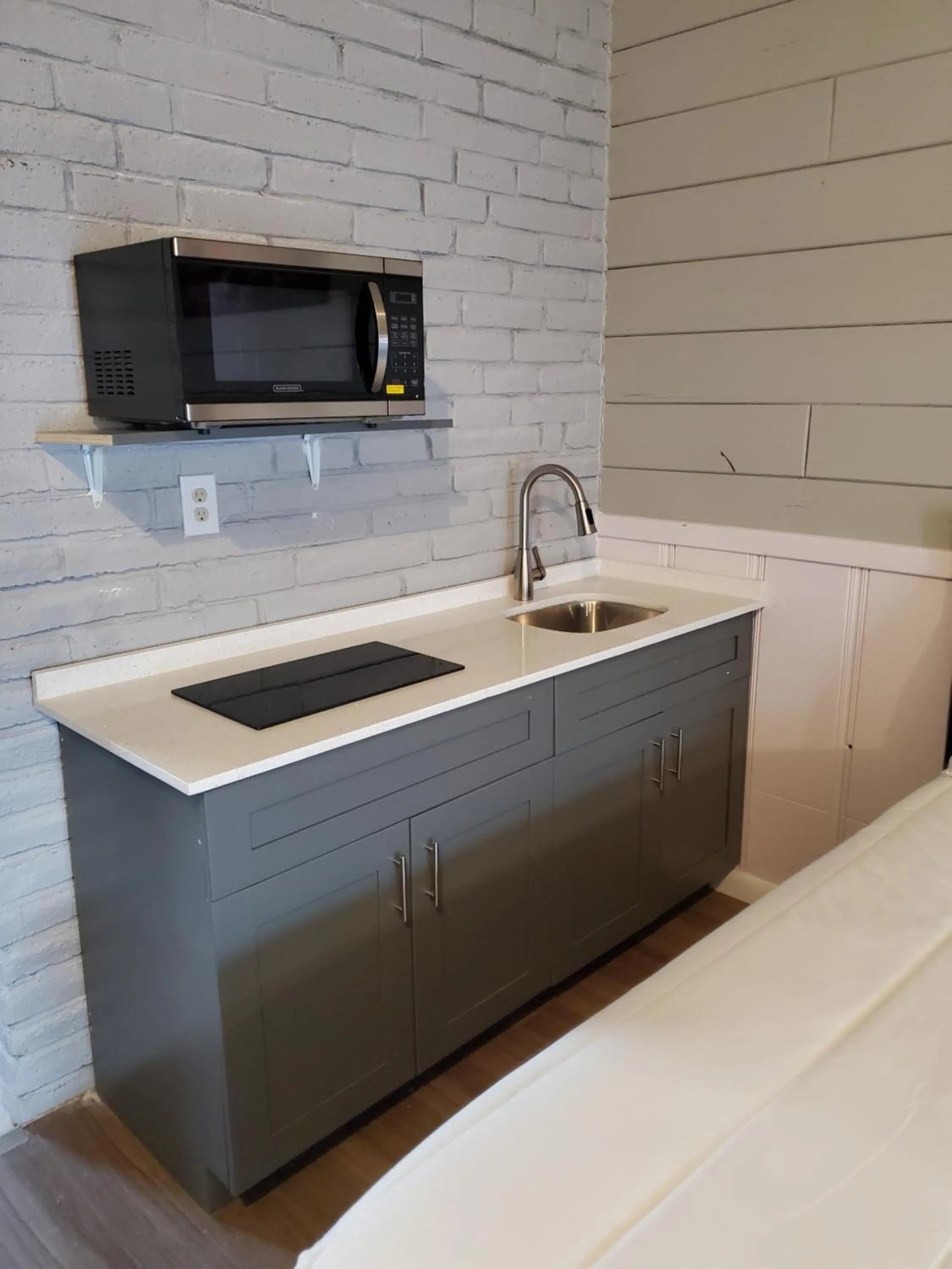 Hollywood Gardens Inn & Suites