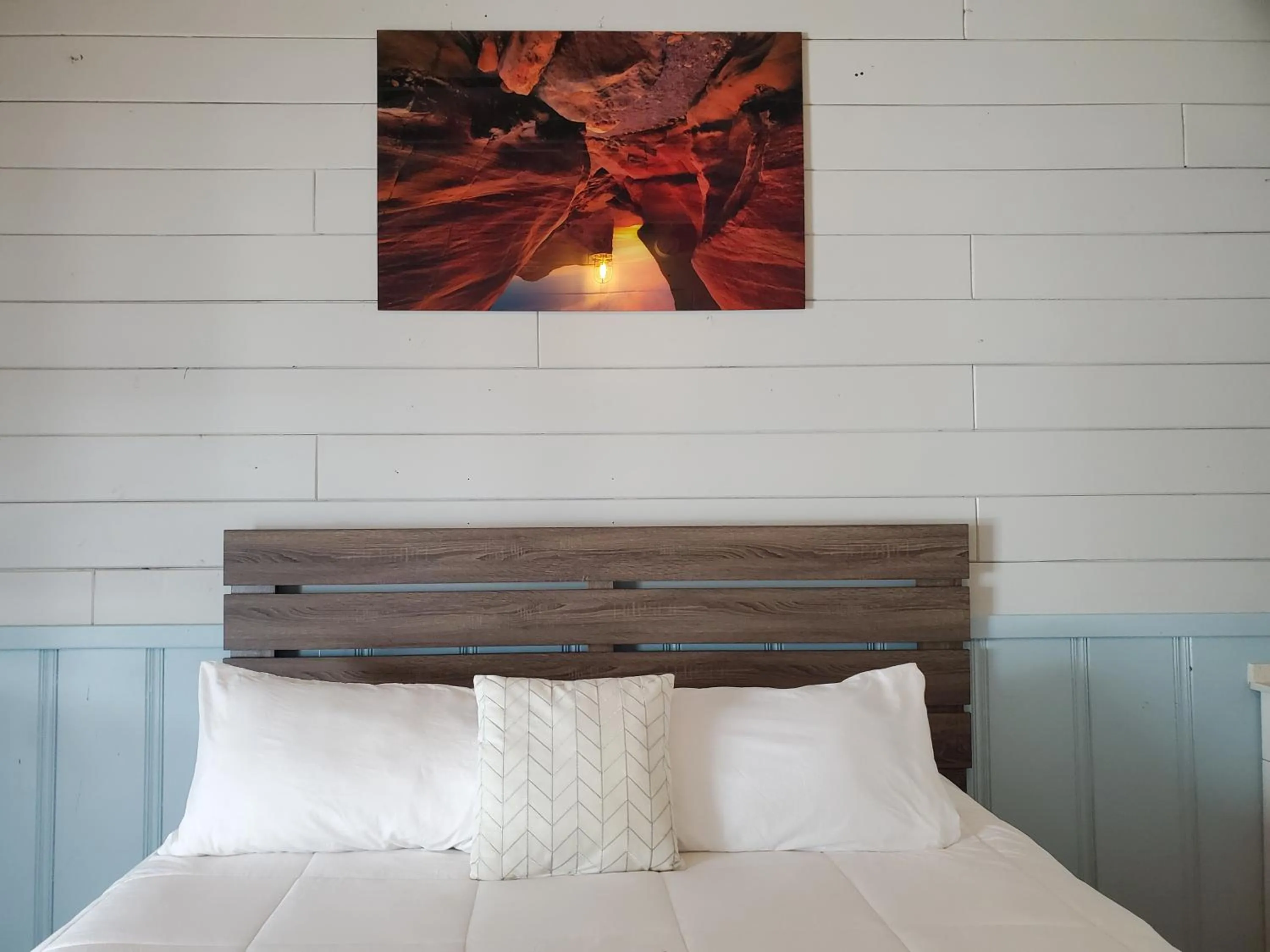 Bed in Hollywood Gardens Inn & Suites