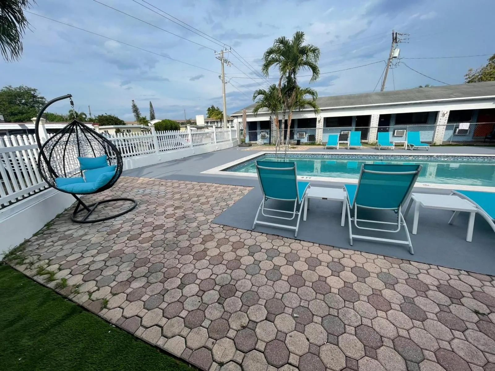 Swimming pool in Hollywood Gardens Inn & Suites