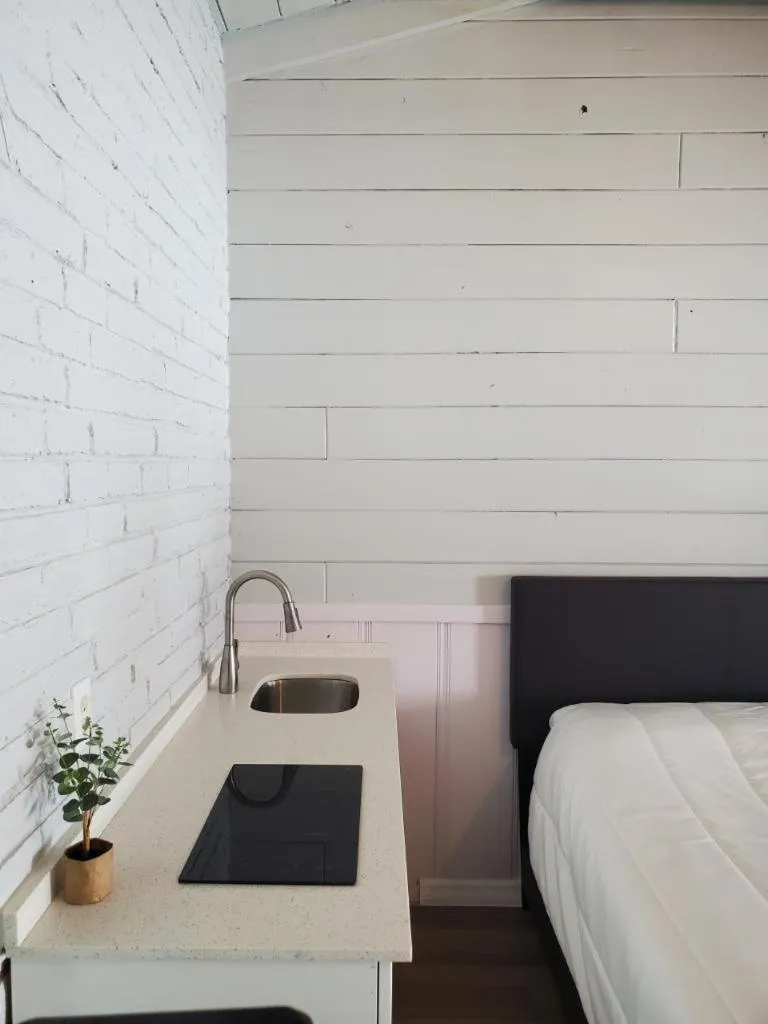 Bed in Hollywood Gardens Inn & Suites