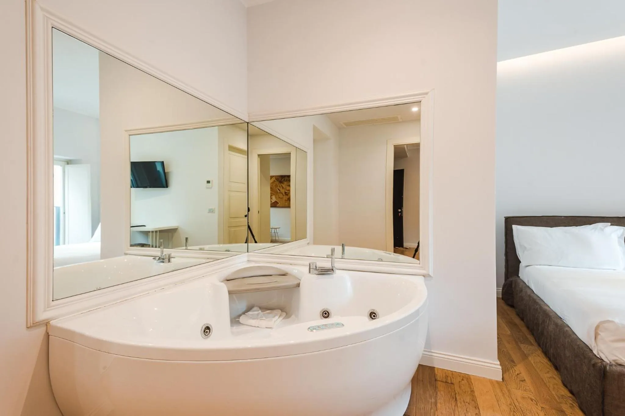 Hot Tub, Bed in Nikis Collection Trastevere