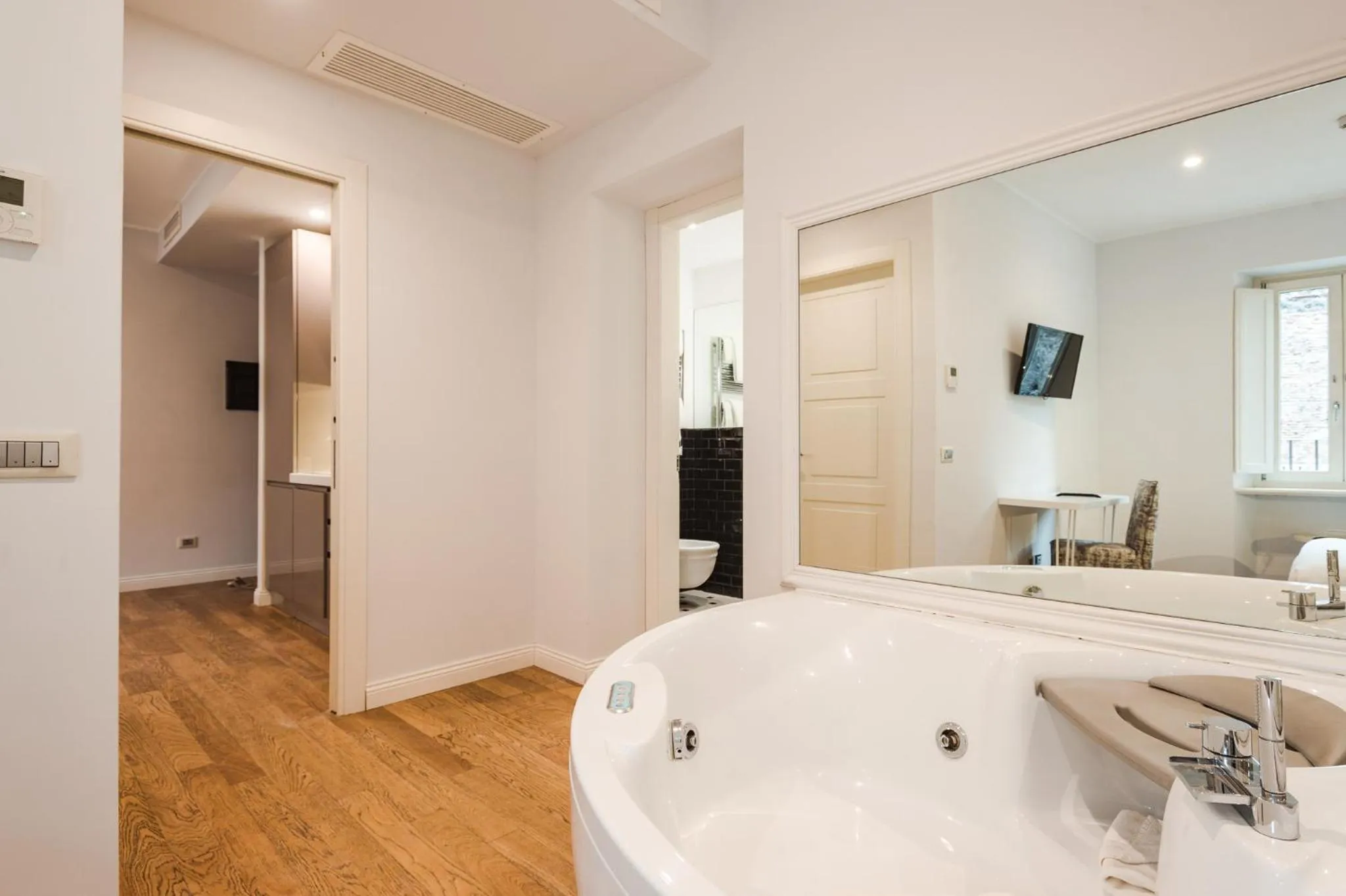 Hot Tub in Nikis Collection Trastevere