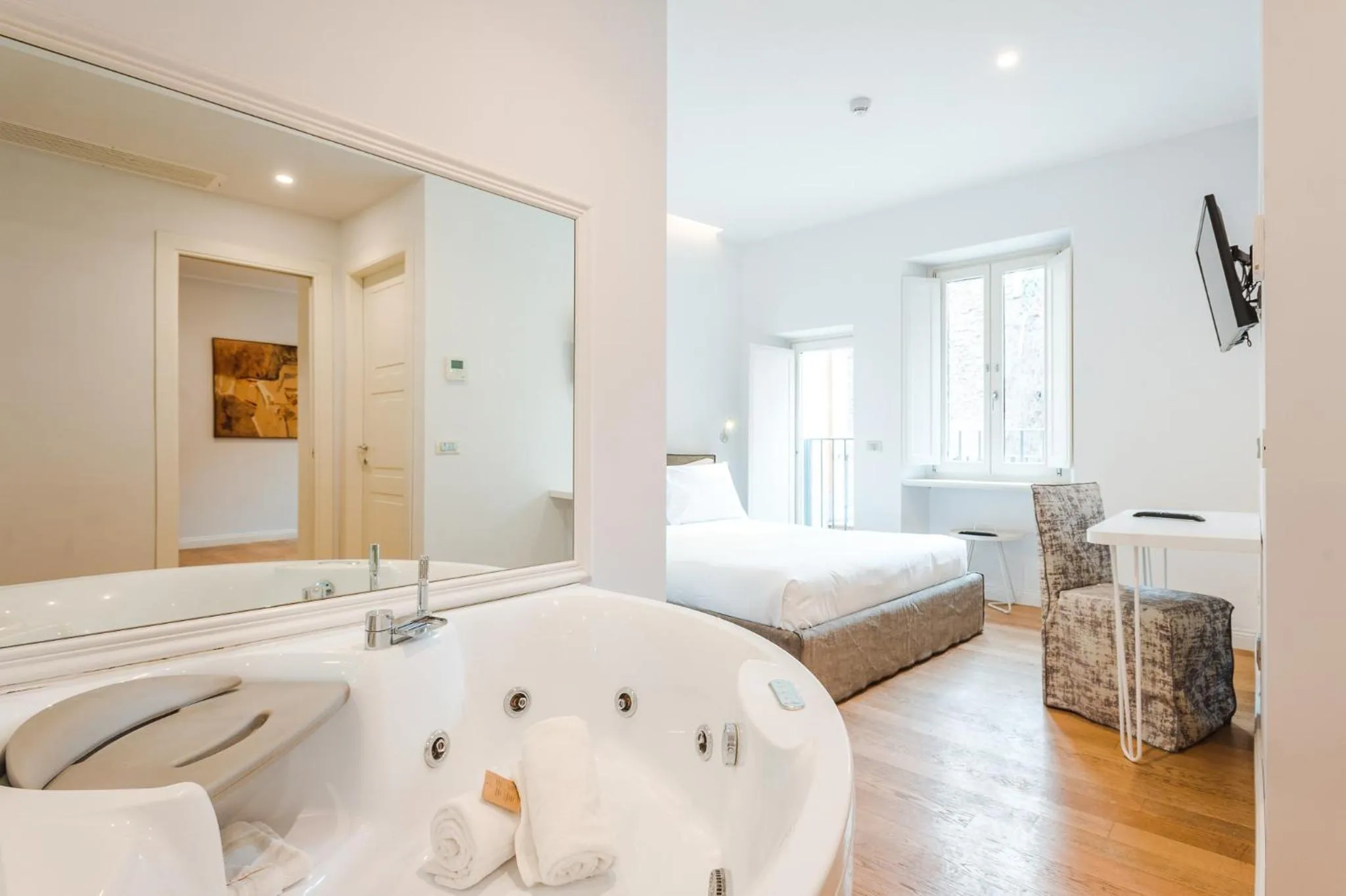 Hot Tub, Bed in Nikis Collection Trastevere