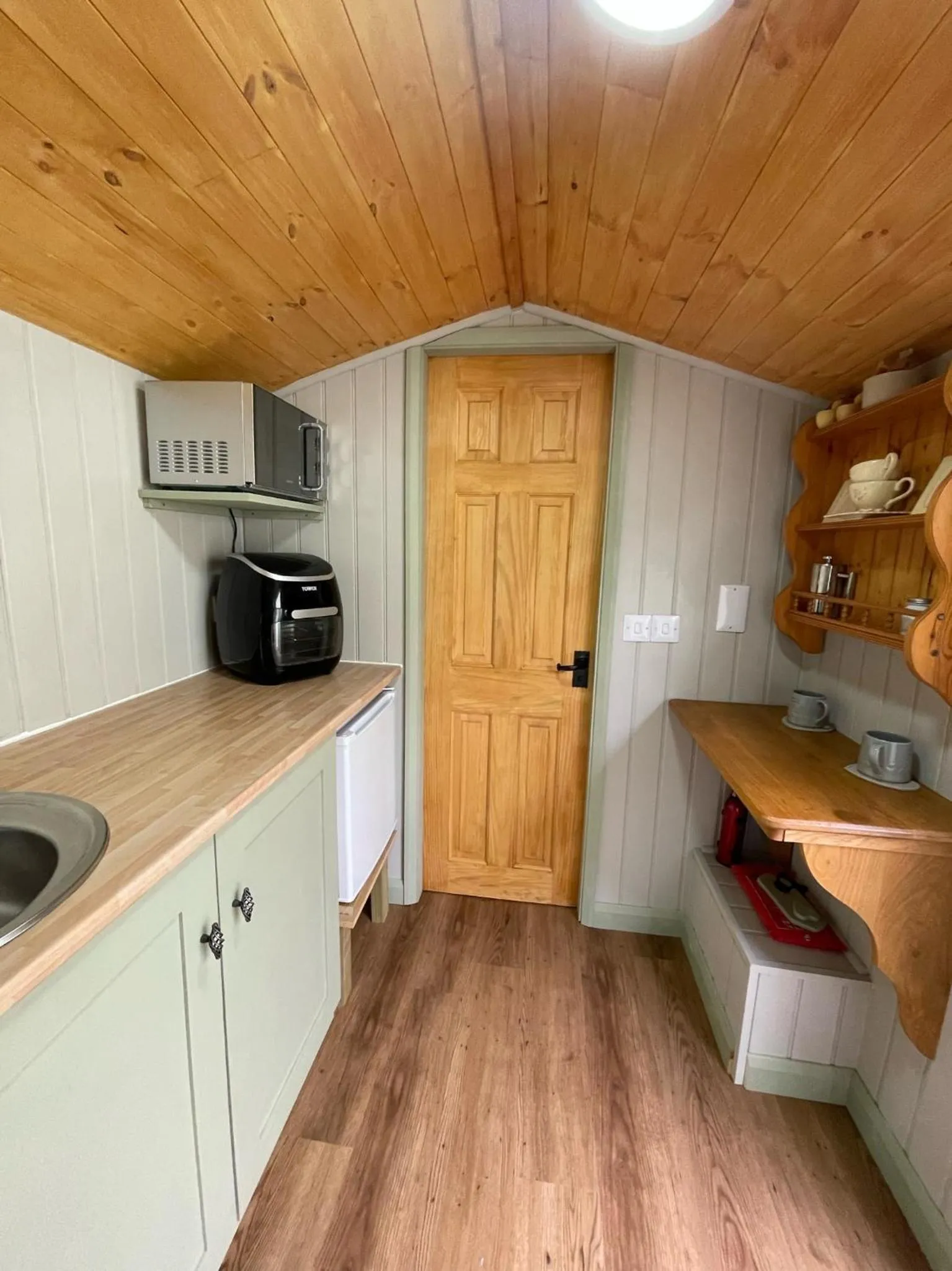Oakley View Shepherds Hut with hot tub