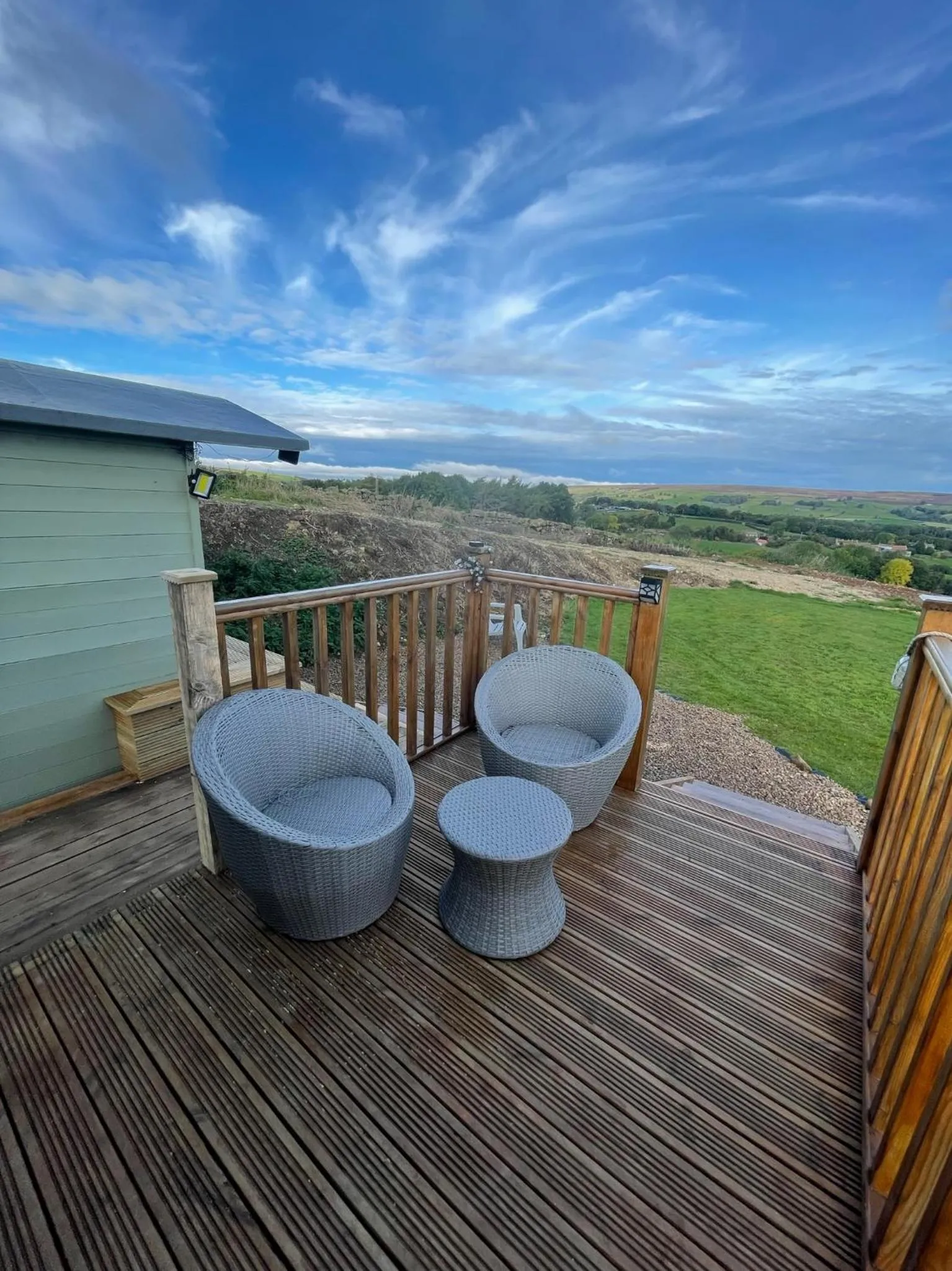 Garden in Oakley View Shepherds Hut with hot tub