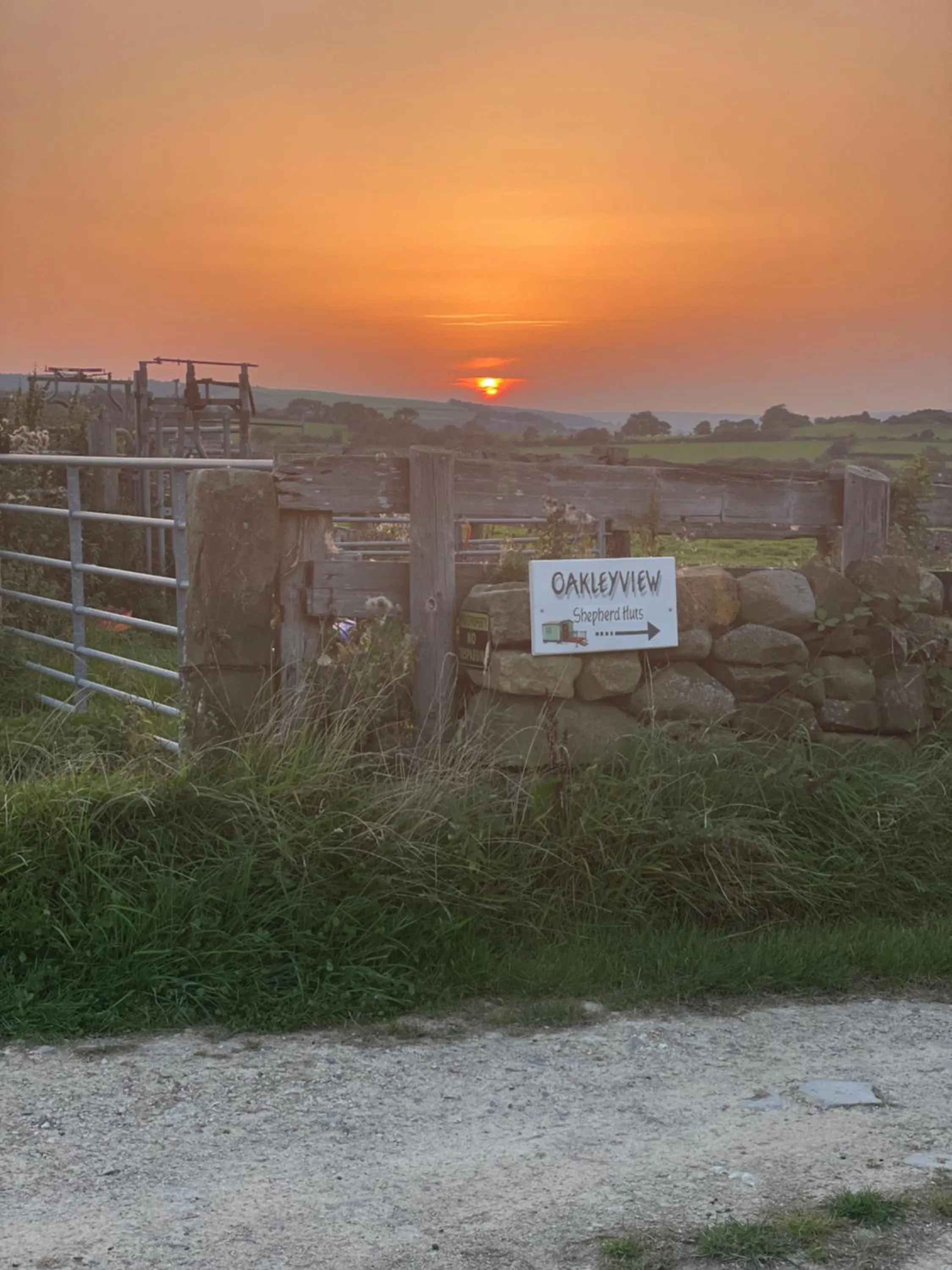 Oakley View Shepherds Hut with hot tub
