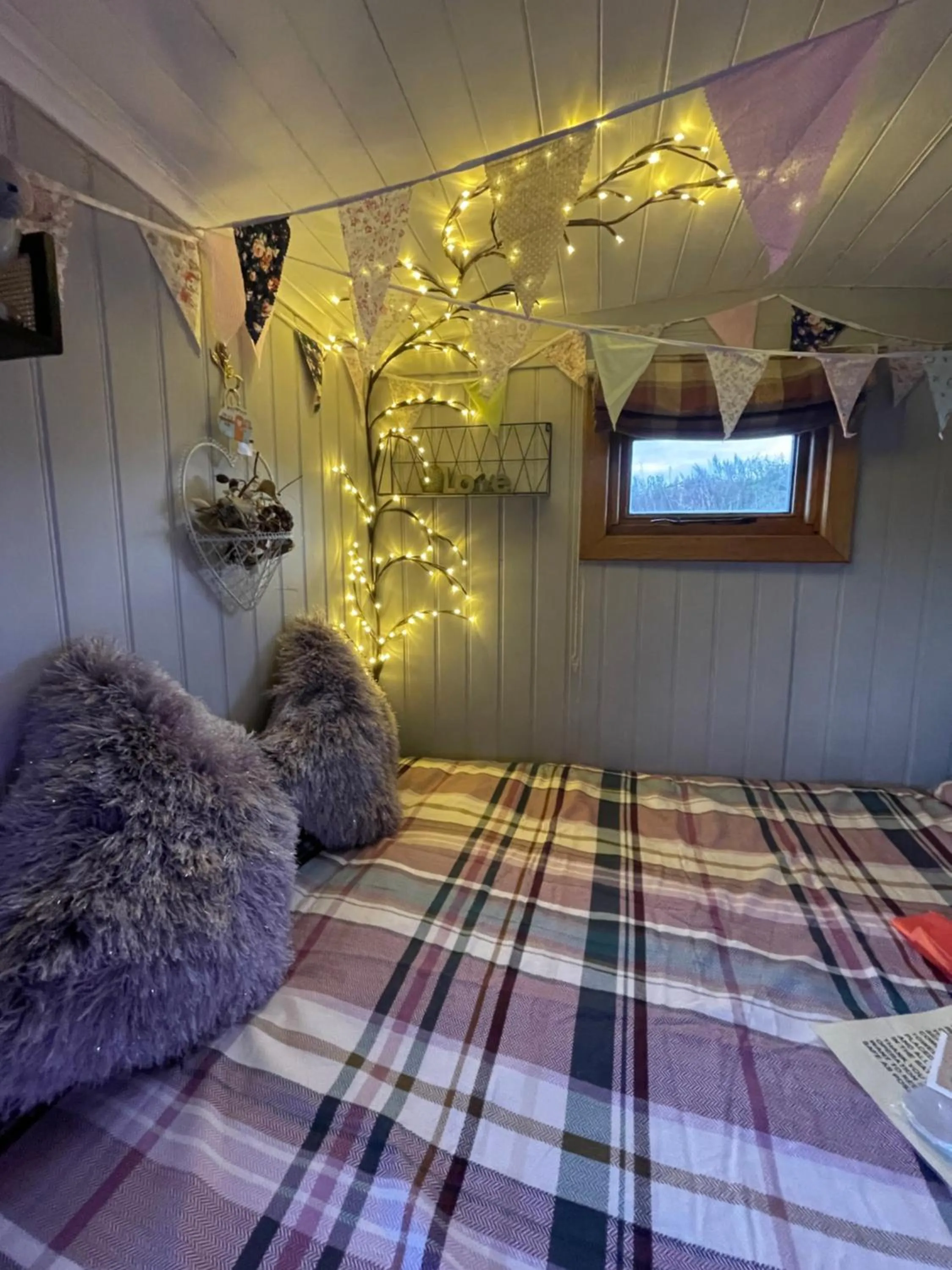 Bed in Oakley View Shepherds Hut with hot tub